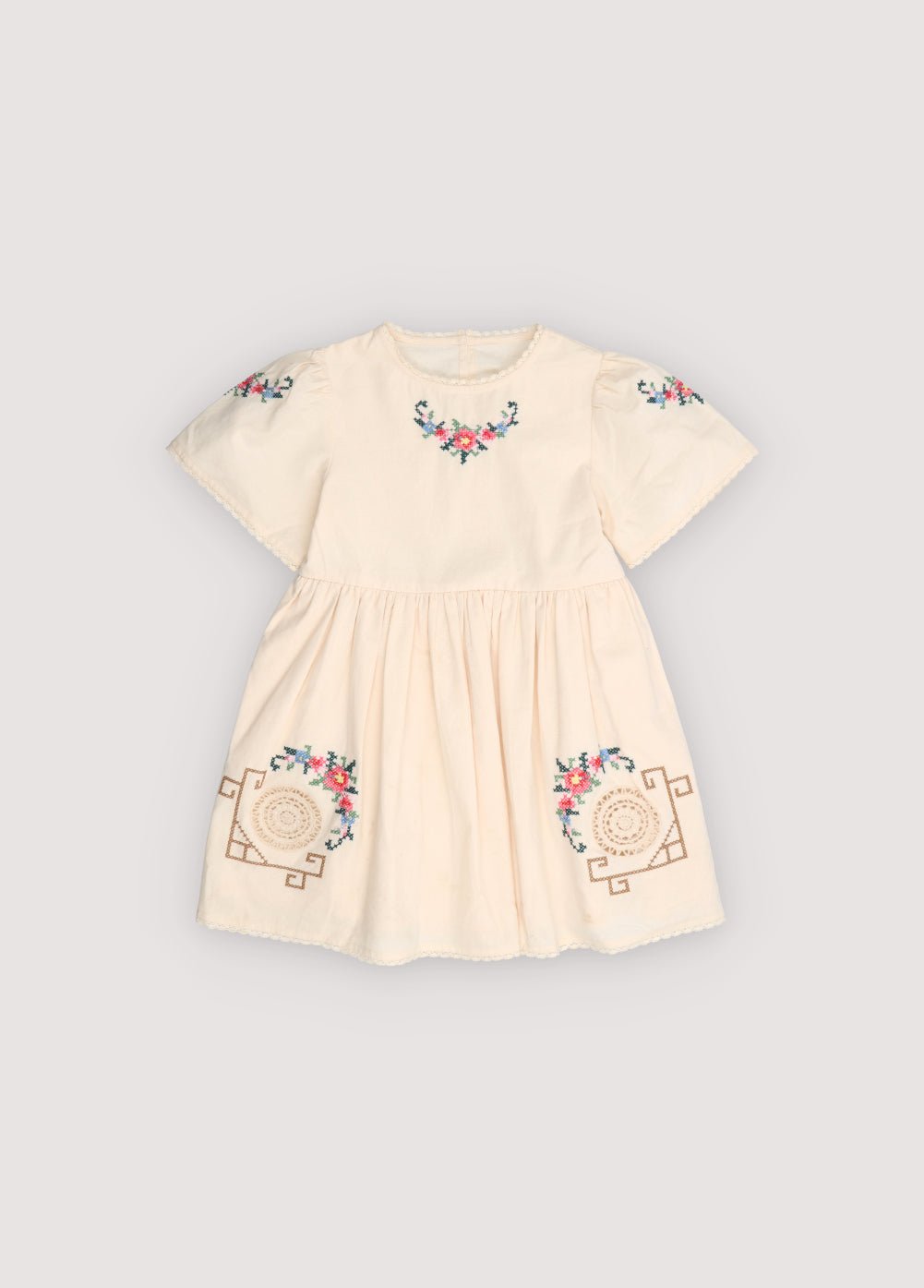 Vestido de suave algodón con cintura fruncida y manga corta, creando una silueta cómoda y femenina.