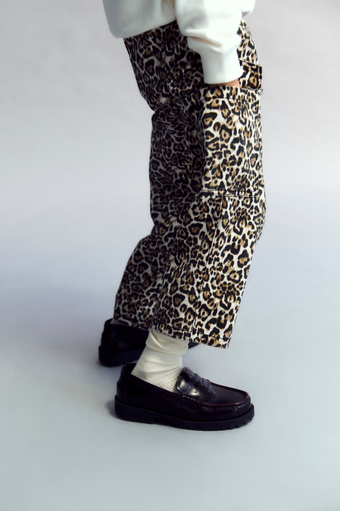 Pantalones cargo confeccionados con denim de algodón 100 % BCI, diseñados con el atrevido y divertido estampado de leopardo de Nelia.