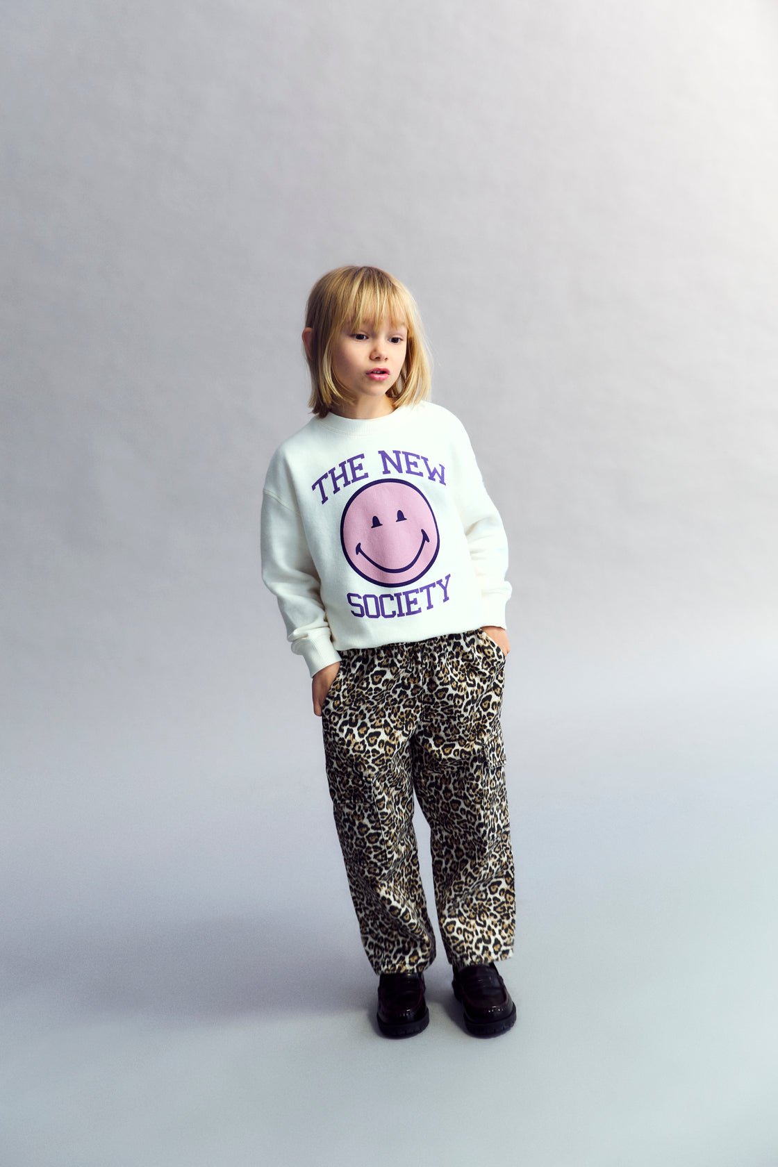 Pantalones cargo confeccionados con denim de algodón 100 % BCI, diseñados con el atrevido y divertido estampado de leopardo de Nelia.