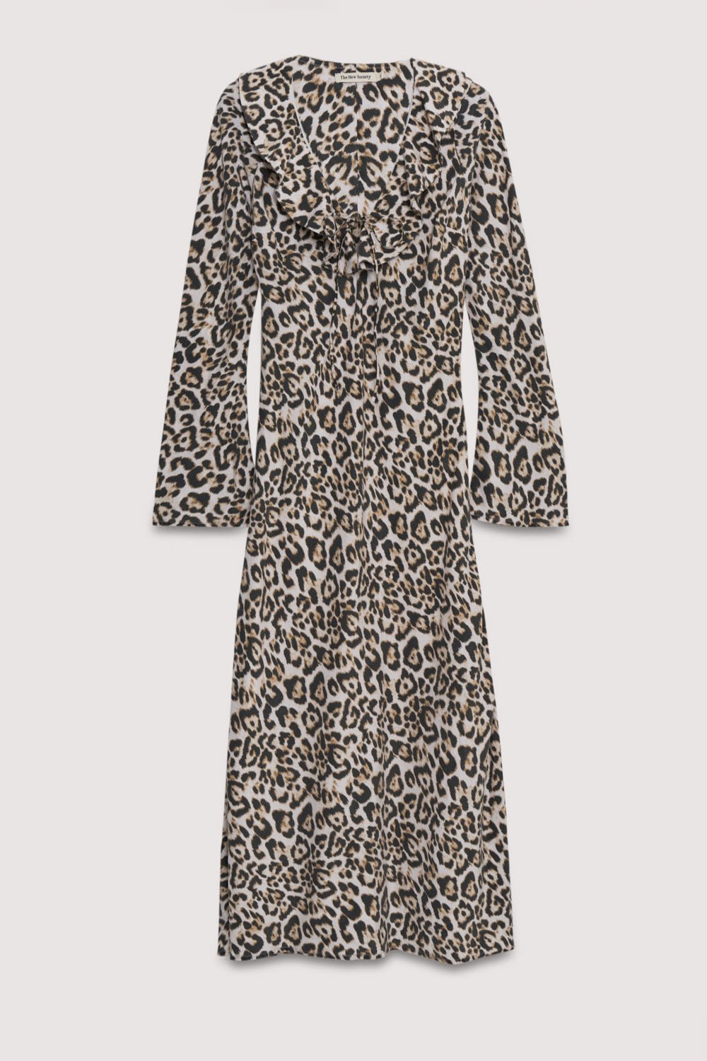 Cette robe longue ornée de notre imprimé léopard Nelia emblématique présente un décolleté en V flatteur, de délicats volants et une fermeture à nouer sur le devant. The New Society. Collection Femme AW. 