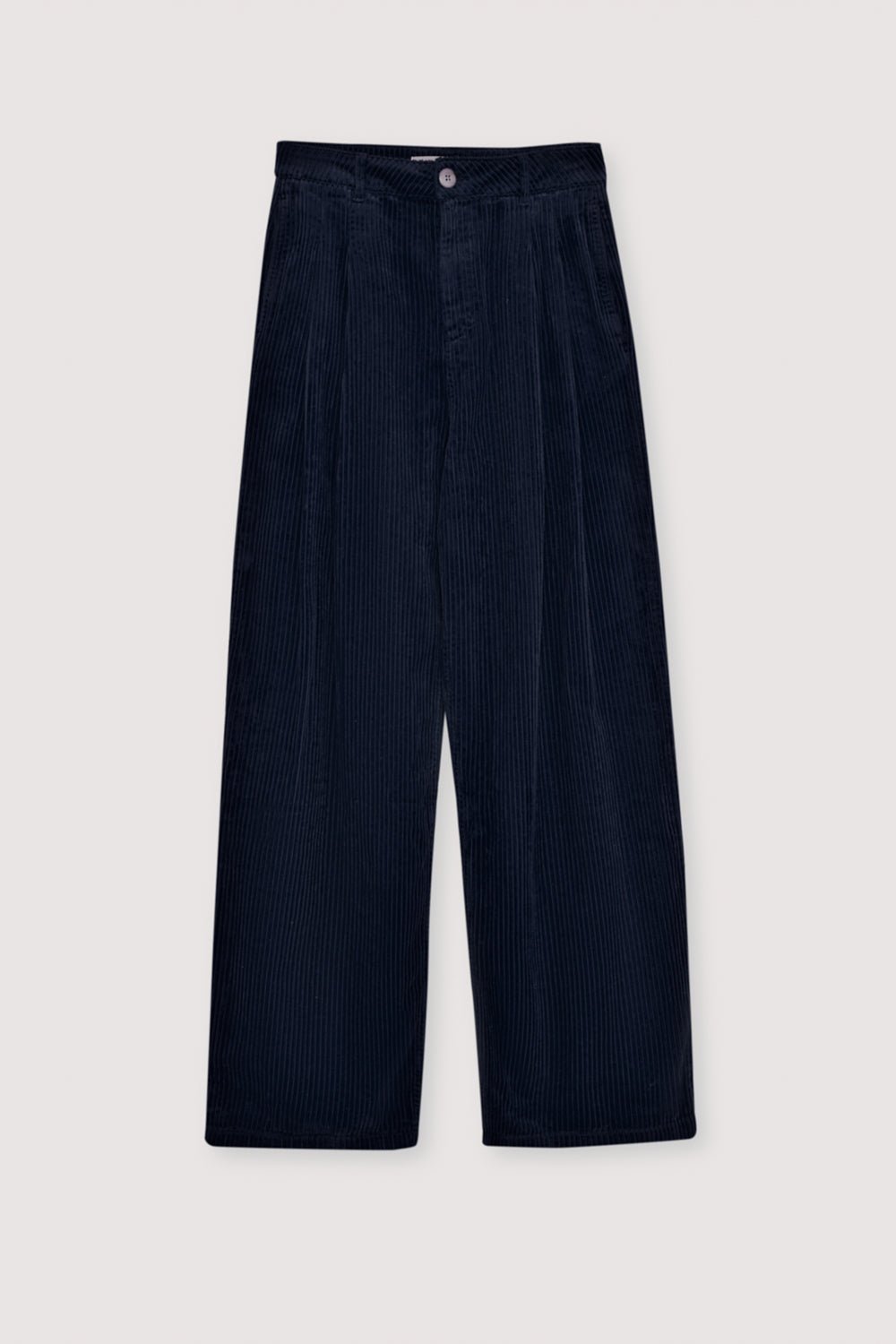 Notre pantalon classique en velours côtelé à jambe large avec double pli sur le devant.