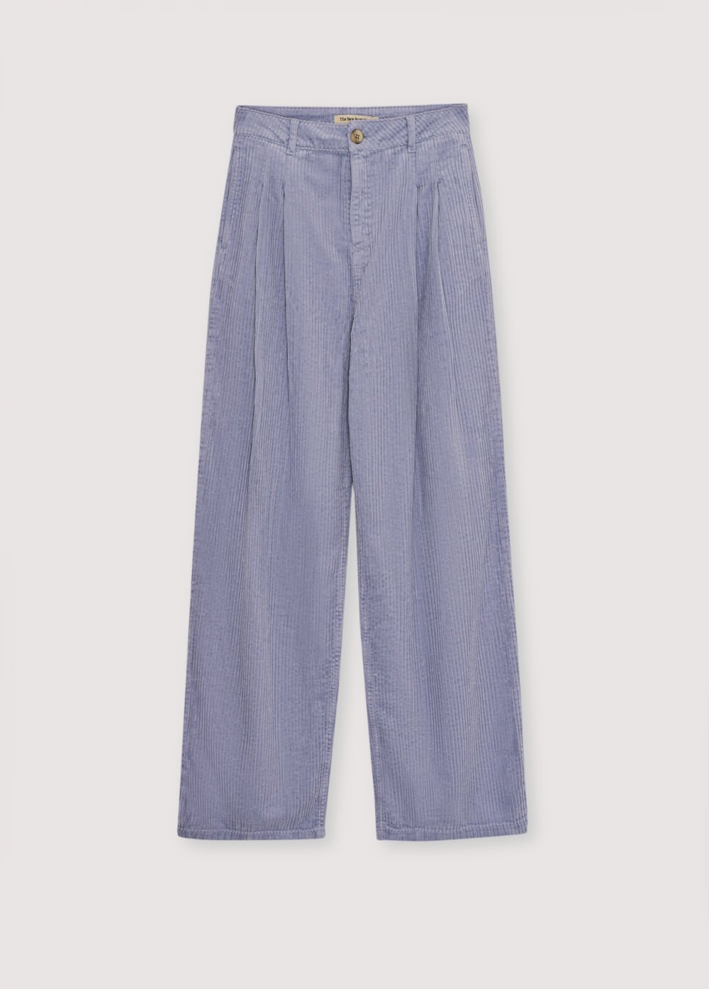 Notre pantalon classique en velours côtelé à jambe large avec double pli sur le devant. 