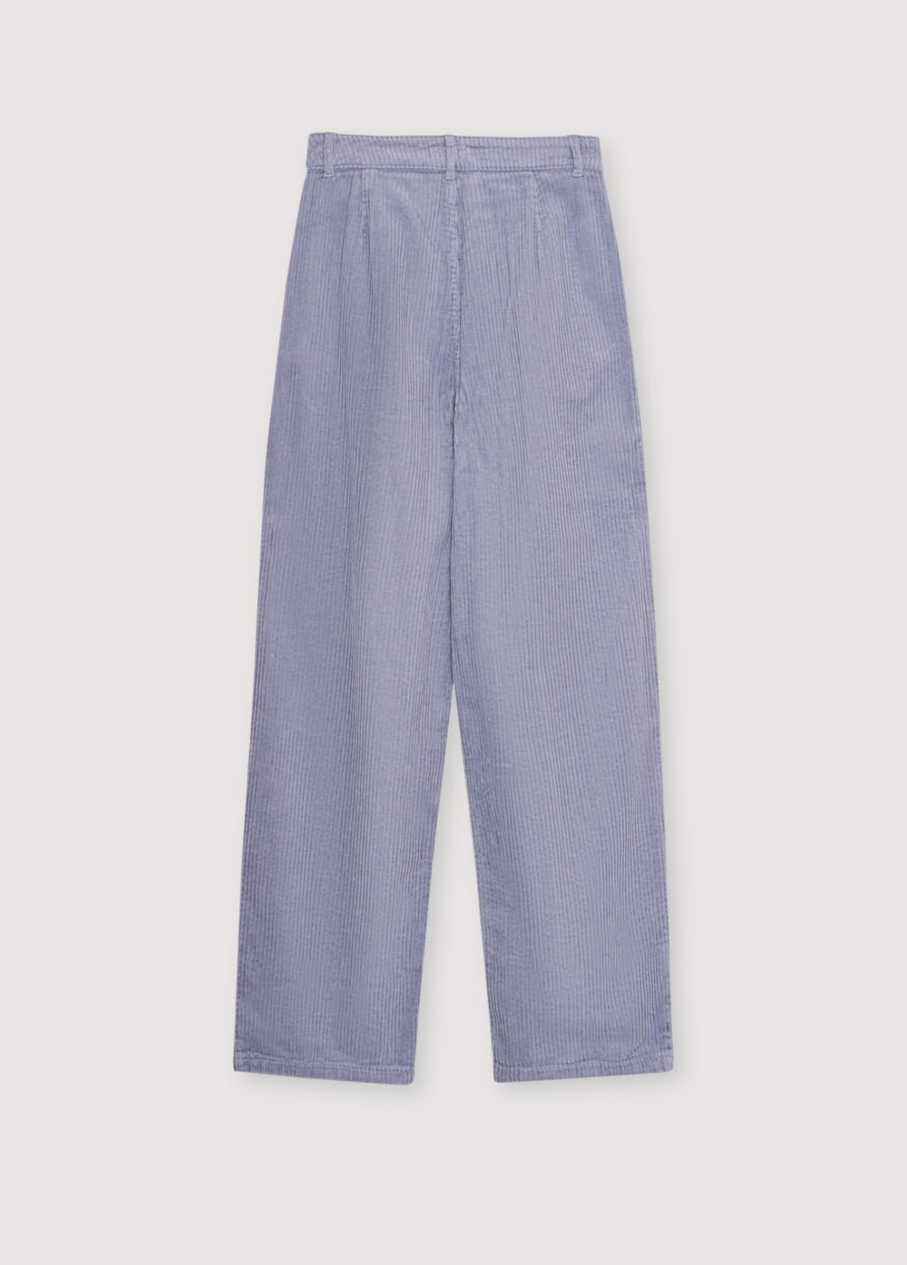 Notre pantalon classique en velours côtelé à jambe large avec double pli sur le devant. 