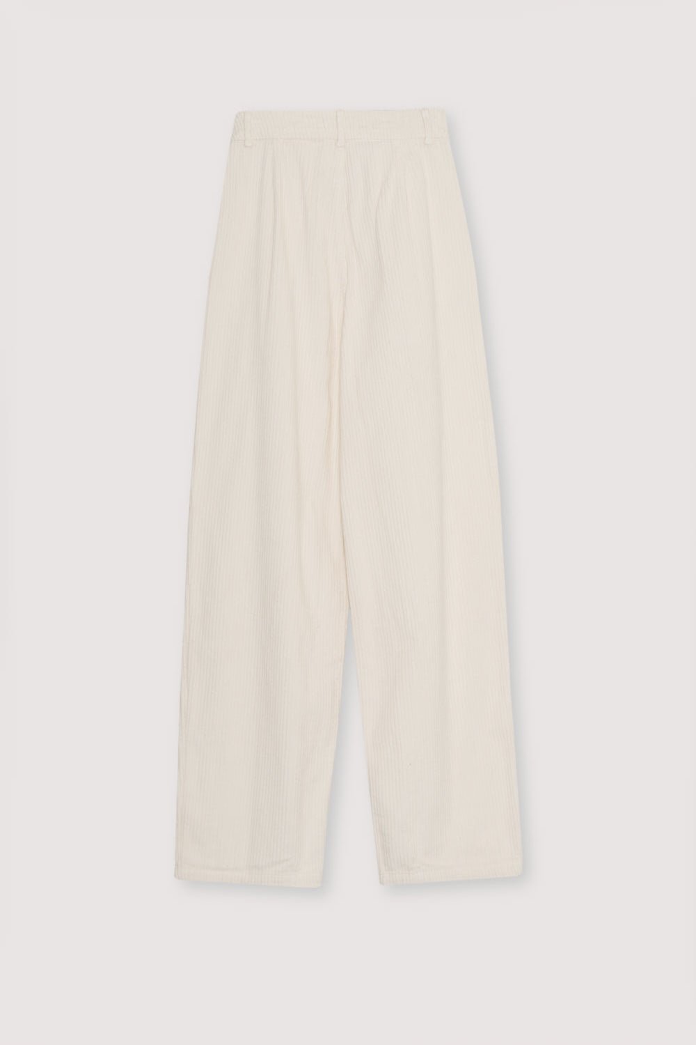 Notre pantalon classique en velours côtelé à jambe large avec double pli sur le devant.