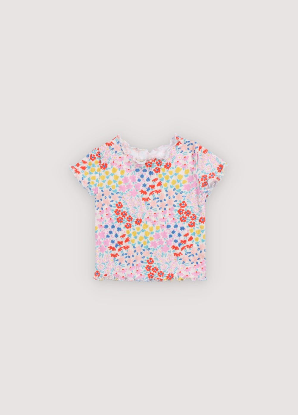 T-shirt côtelé à manches courtes avec imprimé floral multicolore et finitions baby overlock au col, aux poignets et à la base. Il est livré avec des leggings assortis. Collection Printemps Eté. The New Society. 