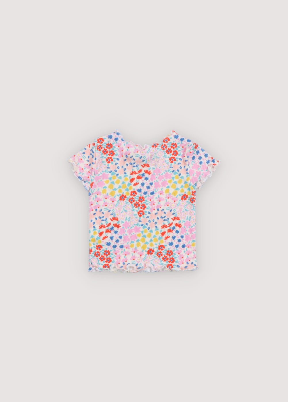 T-shirt côtelé à manches courtes avec imprimé floral multicolore et finitions baby overlock au col, aux poignets et à la base. Il est livré avec des leggings assortis. Collection Printemps Eté. The New Society. 