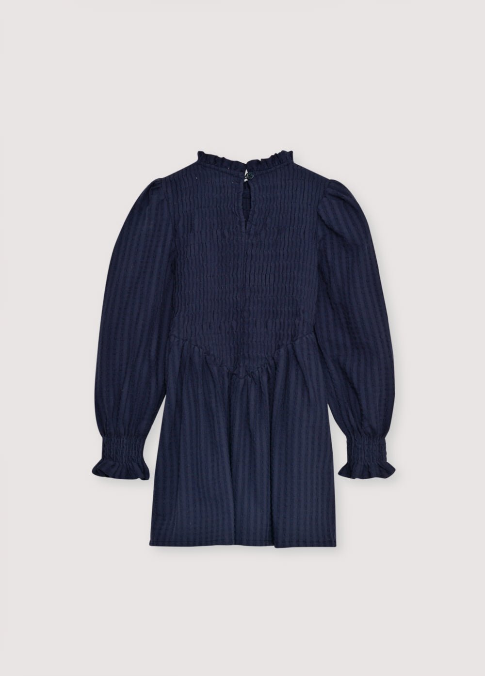 Robe courte en seersucker avec corsage smocké et finition en V. Il présente des manches bouffantes et une encolure ronde avec un détail volant.