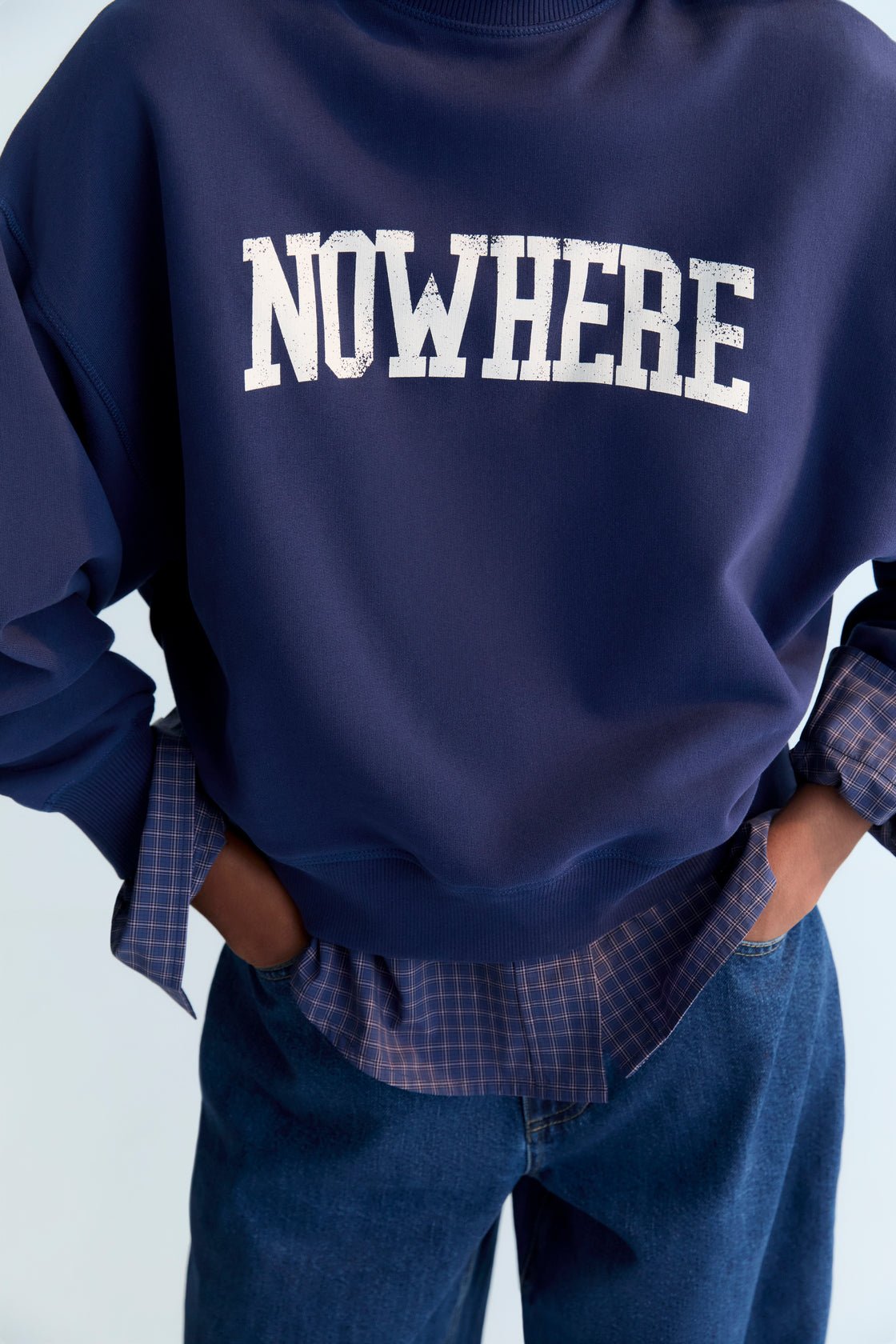 골지 디테일의 하이넥과 밑단이 돋보이는 크롭 스타일 스웨트셔츠 Nowhere 앞면의 프린트 디테일. 내부와 외부에 브러시 처리되었습니다.