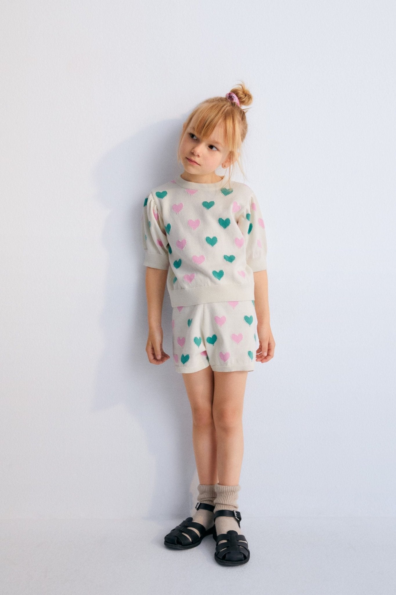 Knit shorts with a playful two-color heart intarsia pattern and ribbed elastic waistband. It has a matching top to create a perfect summer look. Spring Summer Collection. The New Society. 