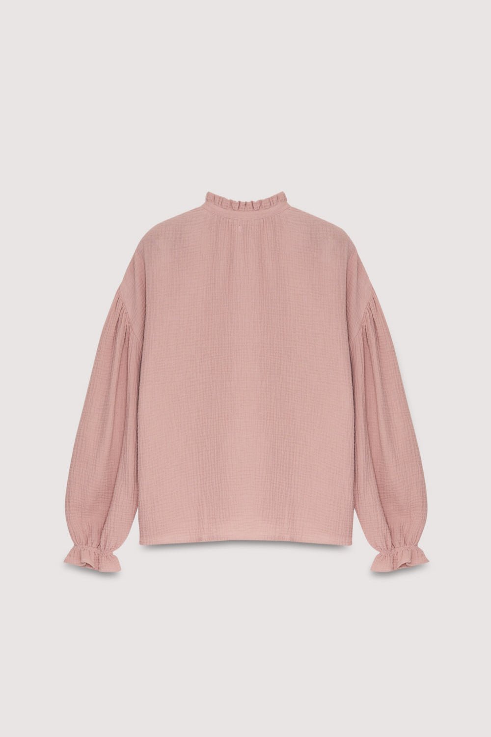 Le chemisier Olivia en Faded Rose est une pièce intemporelle confectionnée dans un tissu double gaze doux et respirant.