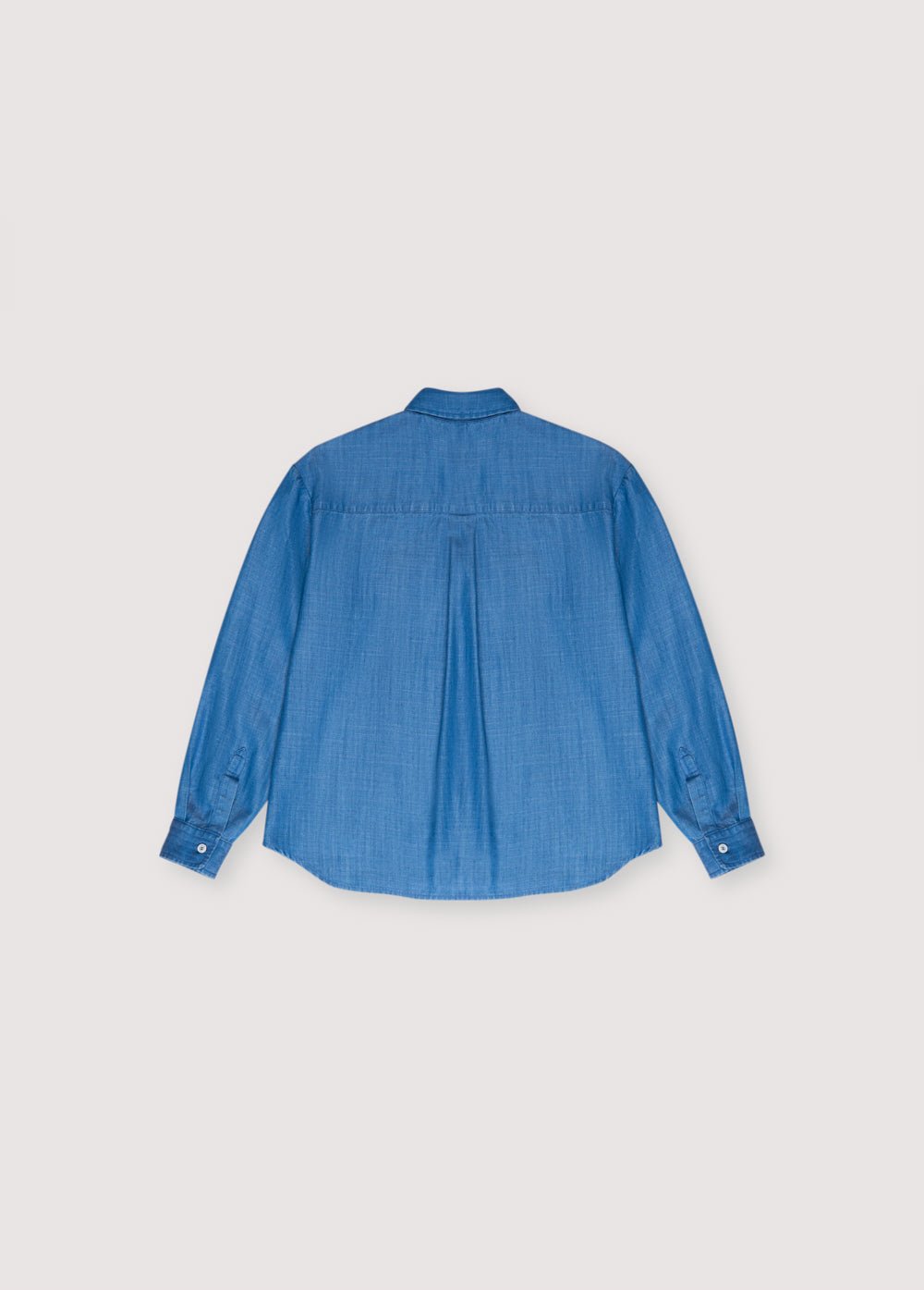 Ophelia Teen Shirt in 100% tencel. Wide long-sleeve shirt with a shirt collar, two front pockets, and a central button closure. Spring Summer Collection. The New Society. 