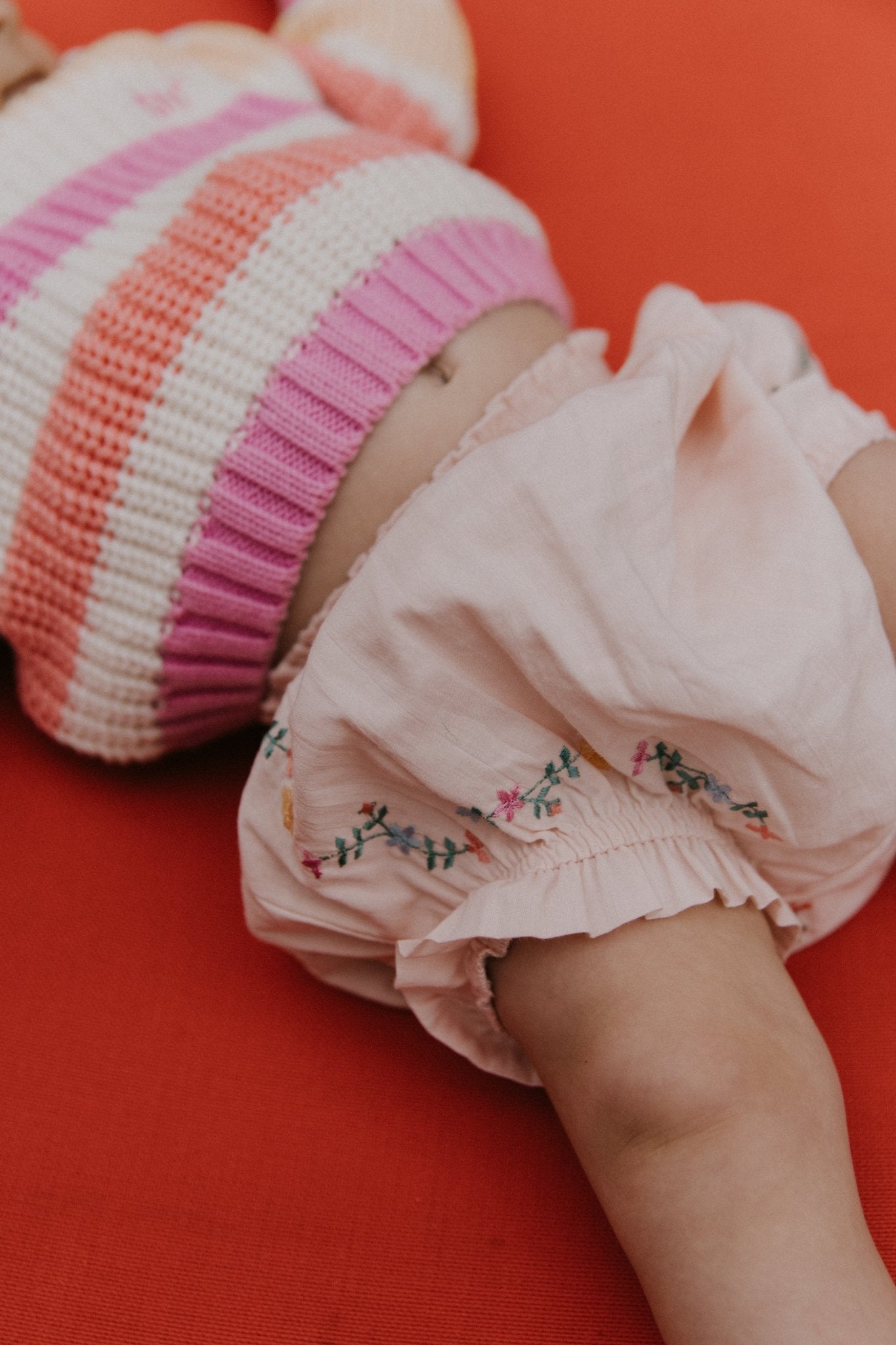 Doux et délicat, ce bloomer bébé 100% coton, fabriqué au Portugal, est conçu pour le confort et le style. Il présente des détails brodés colorés qui ajoutent une touche charmante et artisanale.