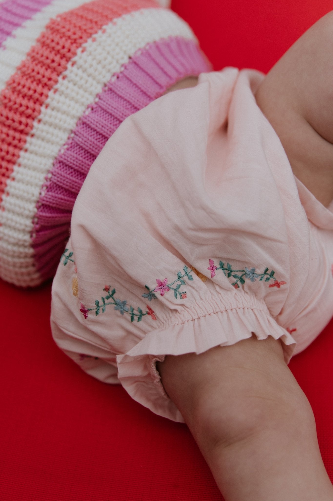 Doux et délicat, ce bloomer bébé 100% coton, fabriqué au Portugal, est conçu pour le confort et le style. Il présente des détails brodés colorés qui ajoutent une touche charmante et artisanale.