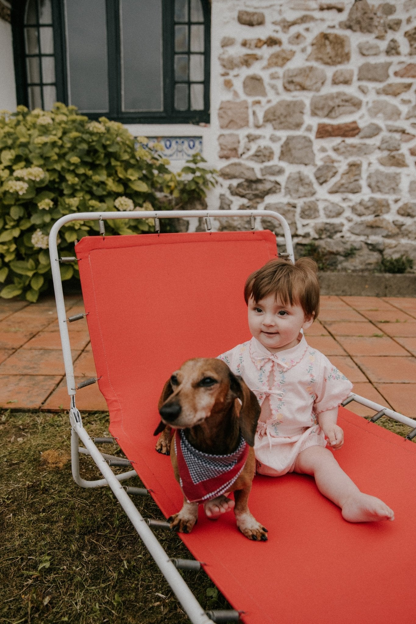 Délicate et douce, cette blouse bébé 100% coton, fabriquée au Portugal, allie confort et style charmant.