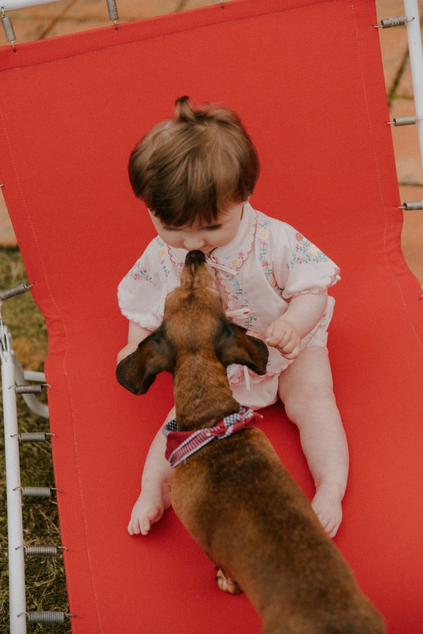 Délicate et douce, cette blouse bébé 100% coton, fabriquée au Portugal, allie confort et style charmant.