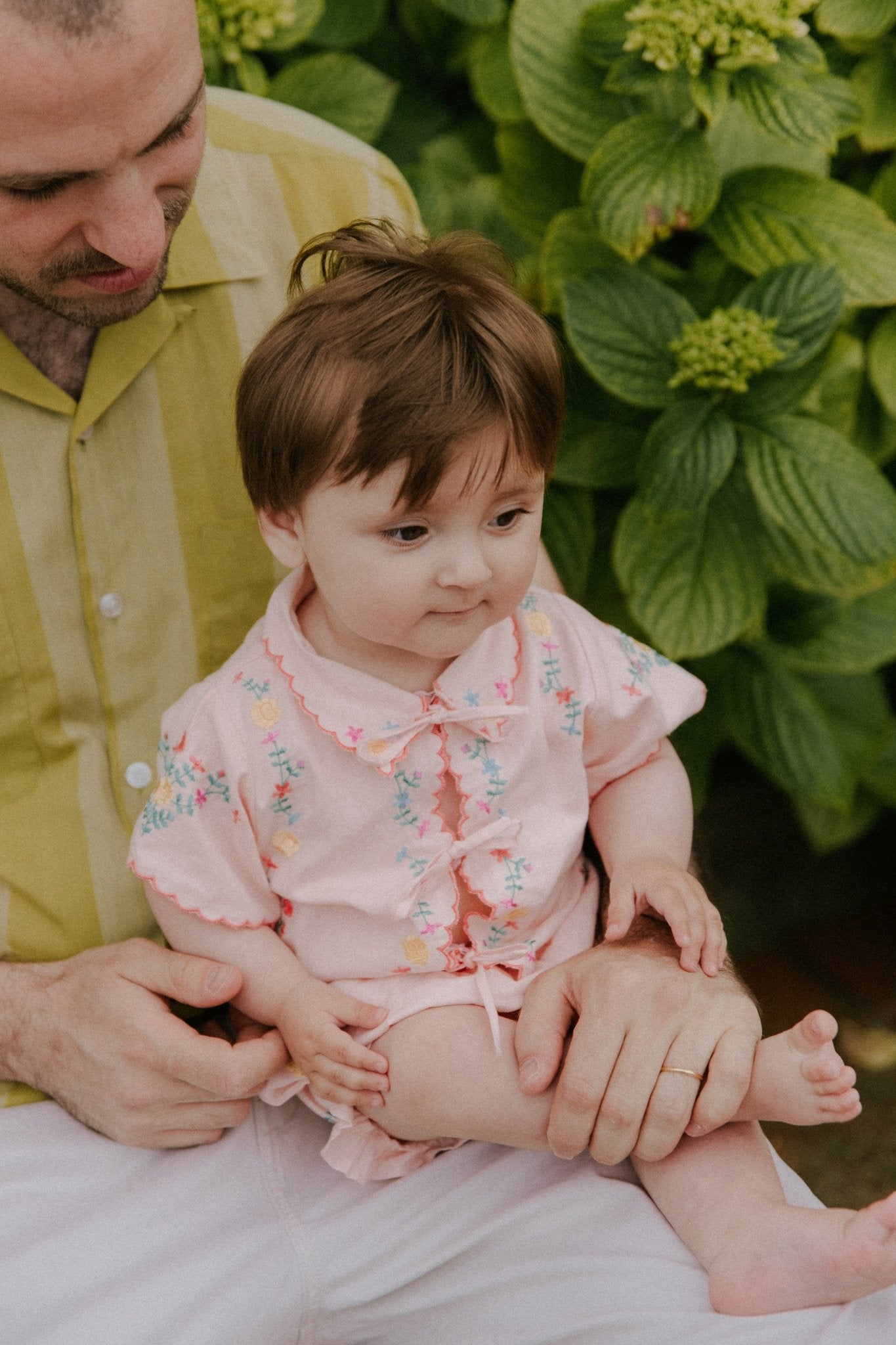 Délicate et douce, cette blouse bébé 100% coton, fabriquée au Portugal, allie confort et style charmant.