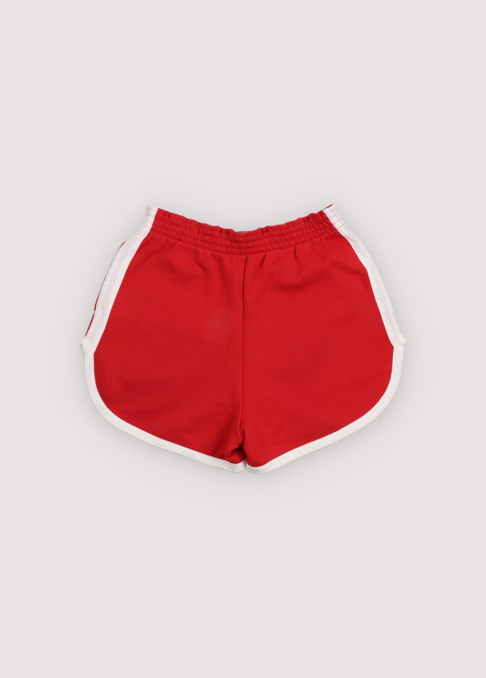 Short en molleton de coton caractérisé par des rayures contrastées sur les côtés et à l'ourlet, une broderie de marque sur l'ourlet, des poches latérales et une taille réglable avec cordon de serrage.