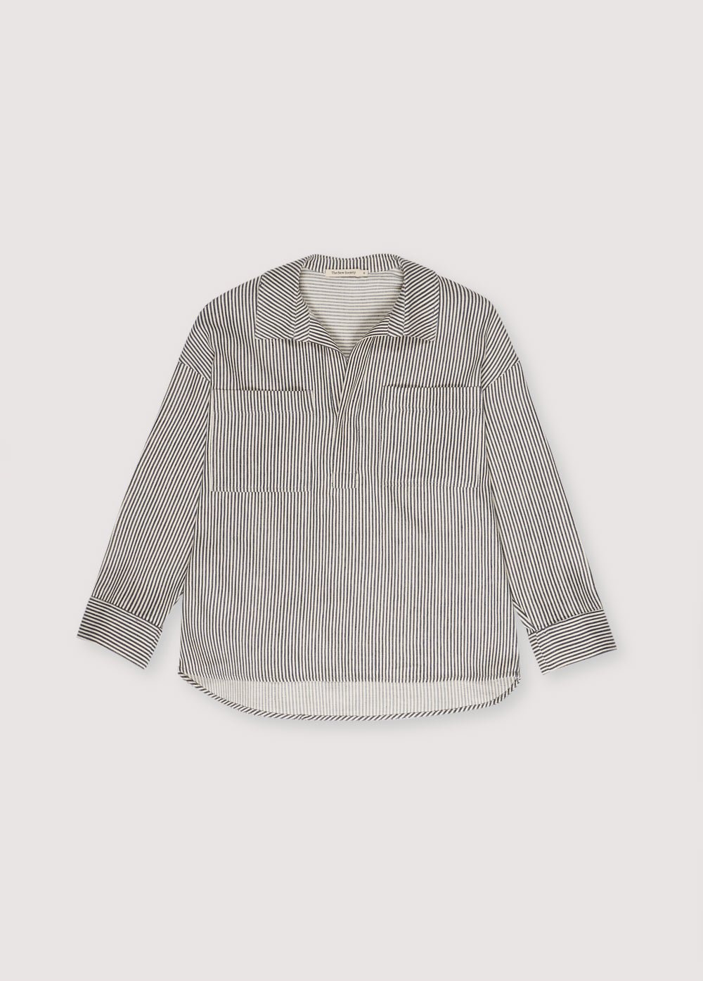 Polo-style striped shirt with patch pockets on the front. It has matching pants, perfect for a comfortable and versatile look.