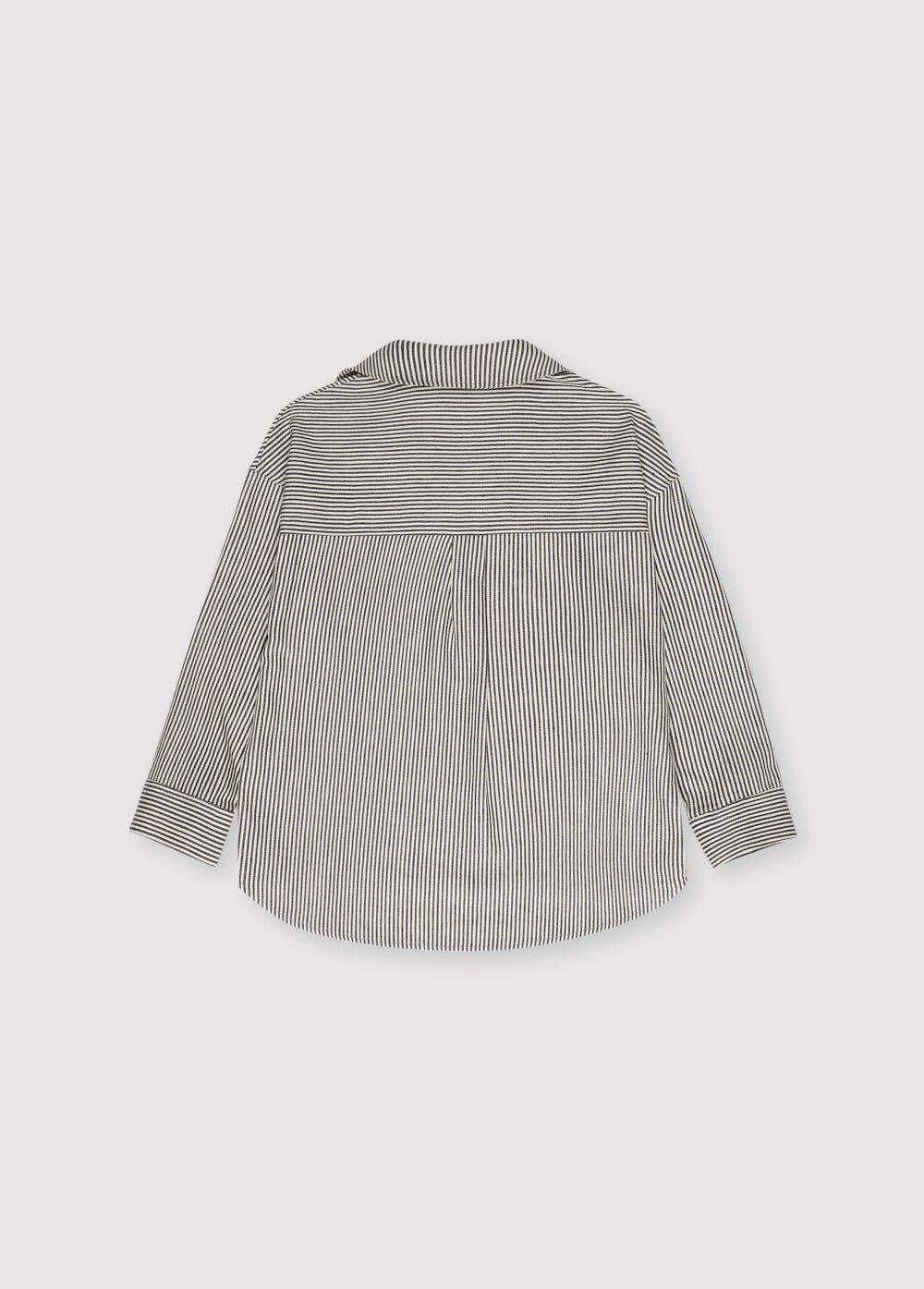 Polo-style striped shirt with patch pockets on the front. It has matching pants, perfect for a comfortable and versatile look.