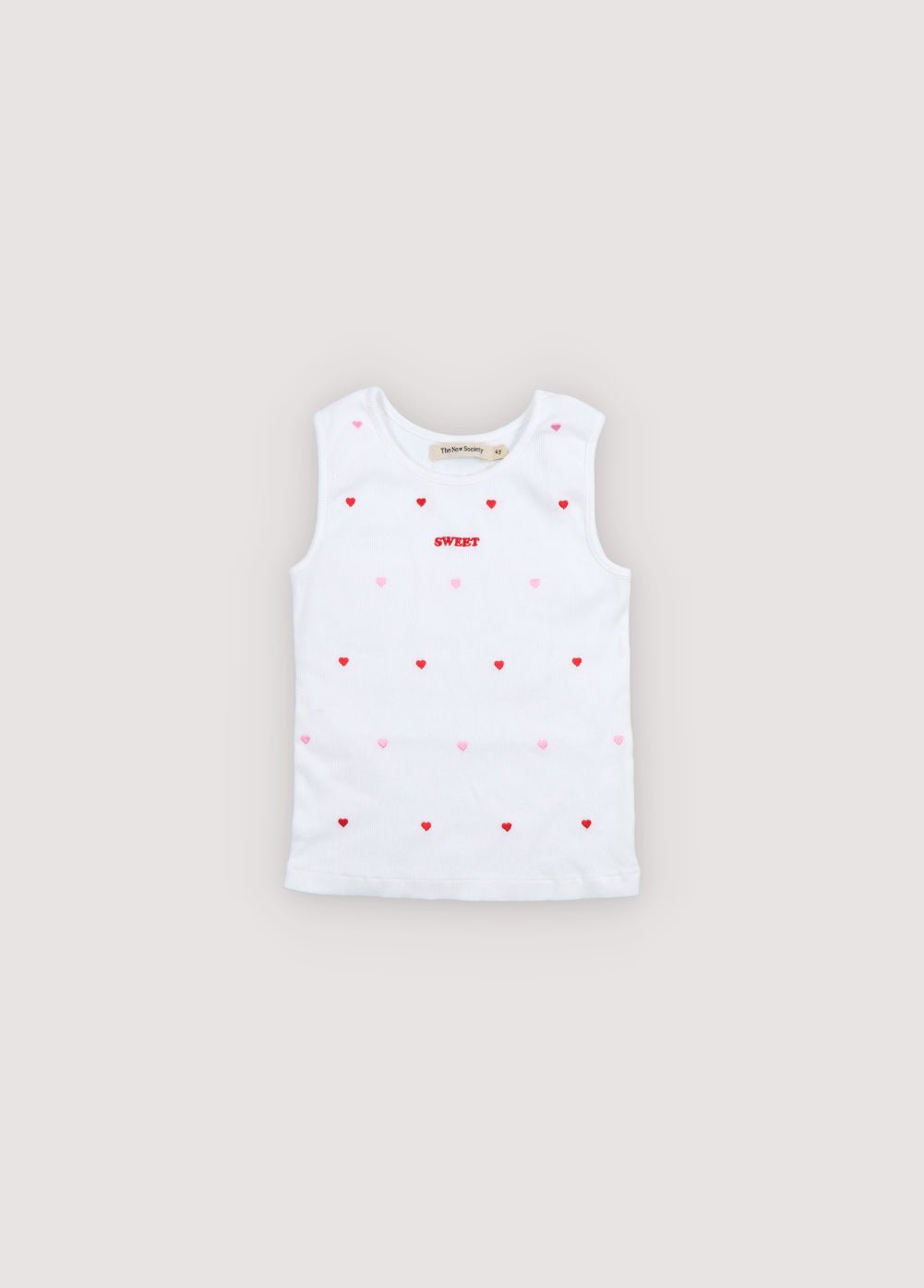 Una divertida camiseta sin mangas de algodón con estampado de corazones rojos sobre un fondo beige suave. Confeccionado en algodón ligero y transpirable para comodidad diaria, ofrece un ajuste relajado y un aspecto alegre y atemporal.