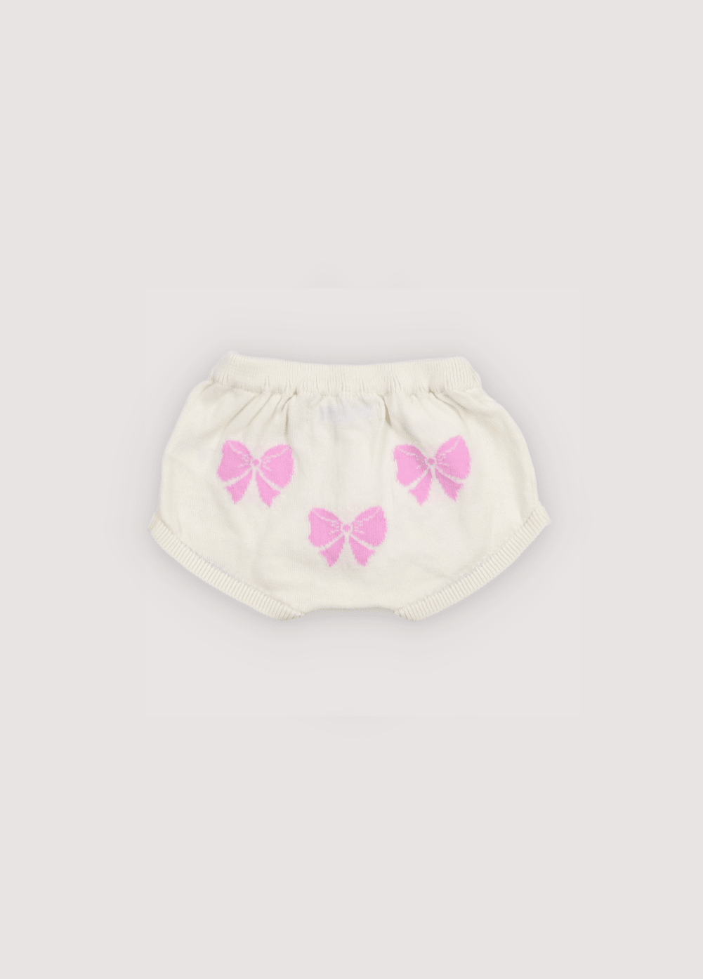 Baby-Höschen aus einem unserer Bestseller-Sets, gefertigt aus weichem Baumwollstrick.