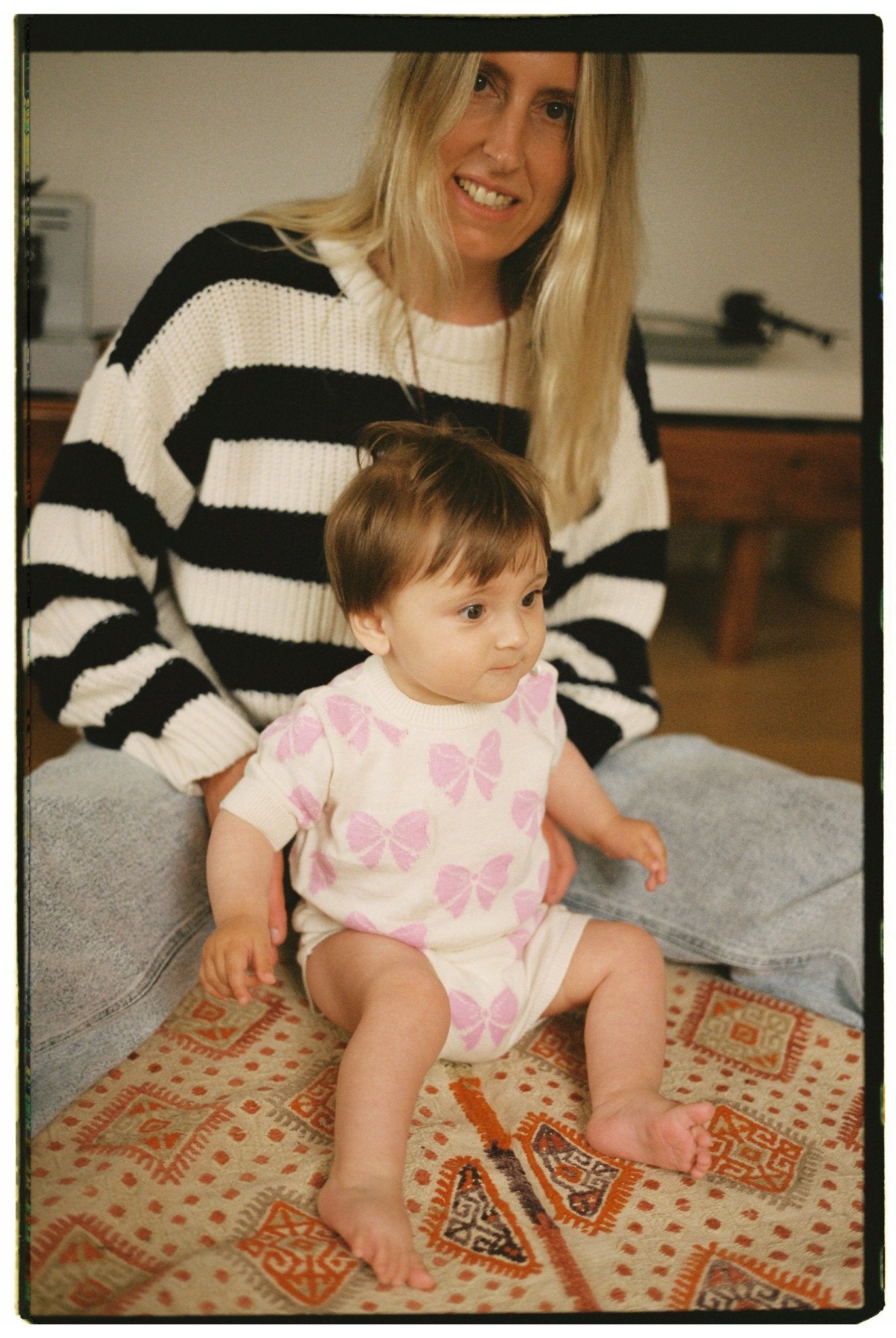 Babypullover aus einem unserer Bestseller-Sets, gefertigt aus feinem Baumwollstrick