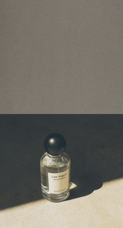 Natural freshness meets comforting depth, creating a fragrance that feels both luminous and grounded. Intimate yet present, it leaves a soft, lasting impression.