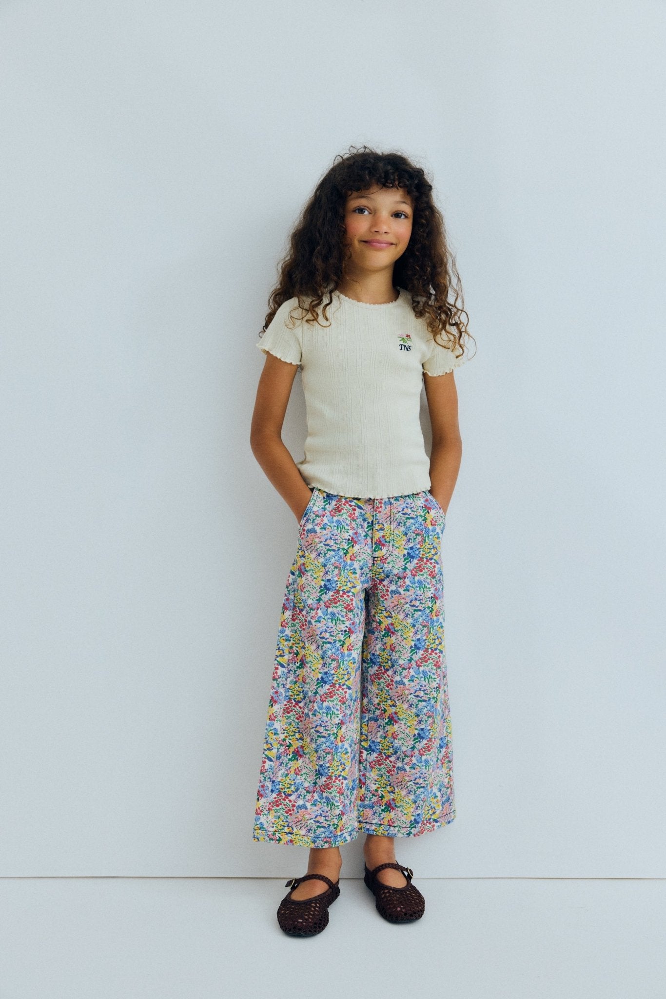 특별한 느낌을 더해주는 섬세한 오픈워크 디자인이 특징인 부드러운 면 저지 티셔츠입니다. 라운드 네크라인, 오버록 밑단과 커프스로 마감되었으며, 가슴 부분에 작은 꽃무늬 브랜드 자수가 장식되어 있습니다.