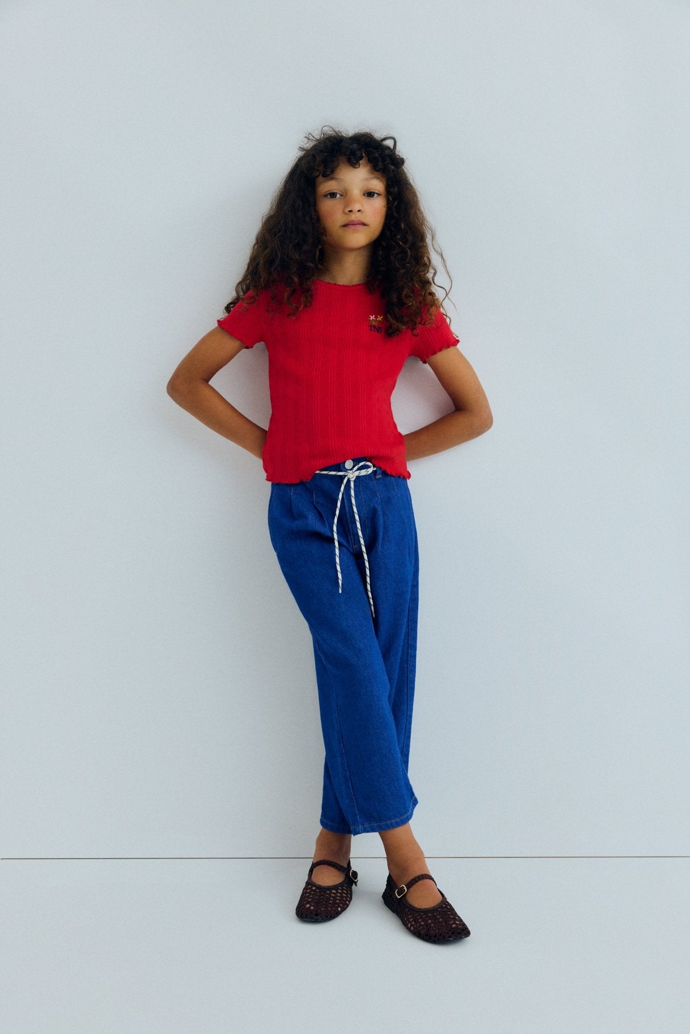 섬세한 오픈워크 디자인, 깔끔한 마감의 라운드 네크라인, 오버록 처리된 밑단과 커프스, 가슴 부분의 작은 꽃무늬 브랜드 자수가 은은하고 특별한 느낌을 주는 부드러운 면 저지 티셔츠입니다.