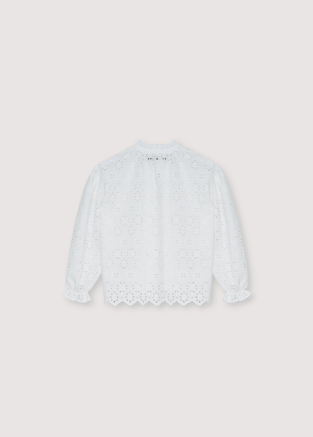 Teen blouse confectionnée dans un magnifique tissu en coton brodé.