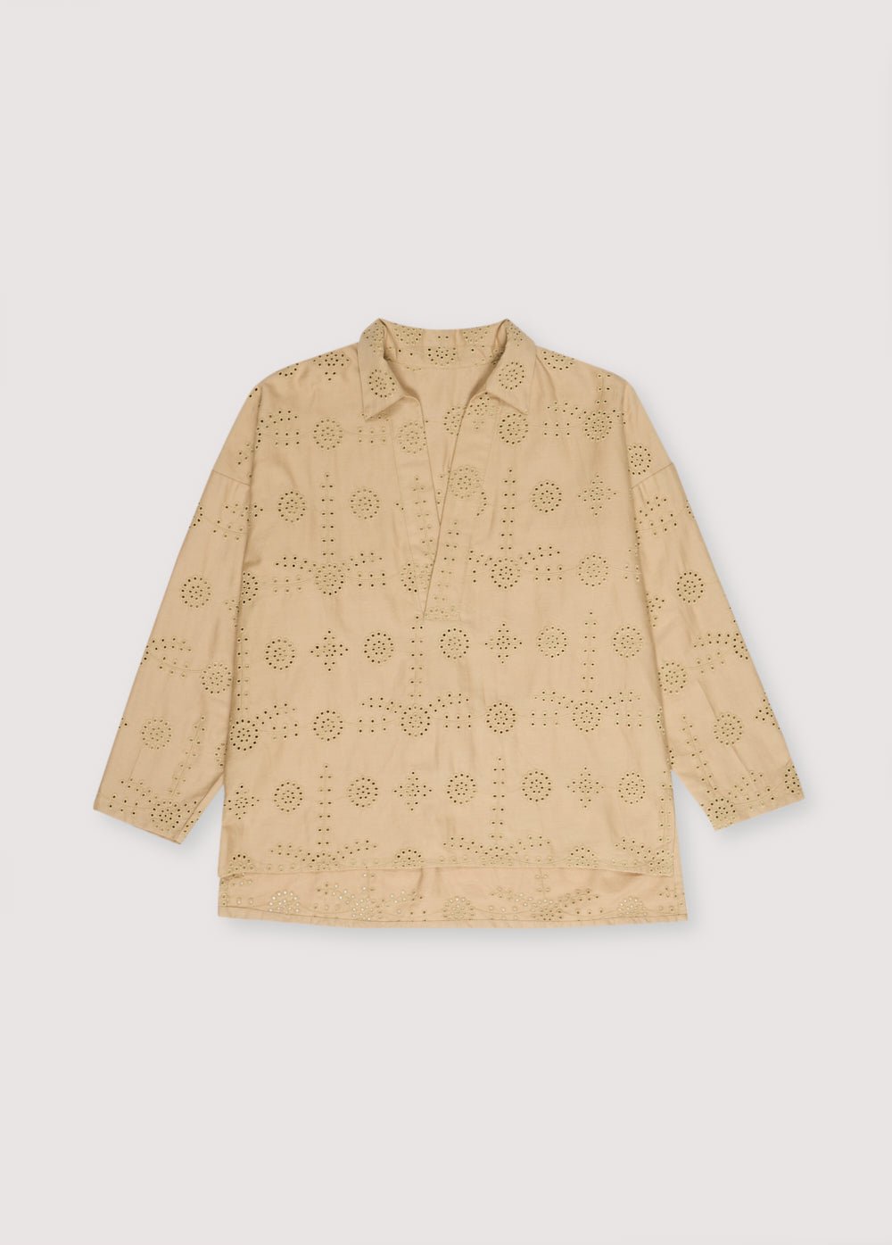 Cette chemise de style polo est ornée de délicates broderies ton sur ton, ajoutant une touche subtile mais raffinée au design classique. Les détails complexes rehaussent le polo traditionnel, ce qui en fait un mélange parfait de sophistication décontractée. Idéal pour créer un look raffiné mais décontracté.