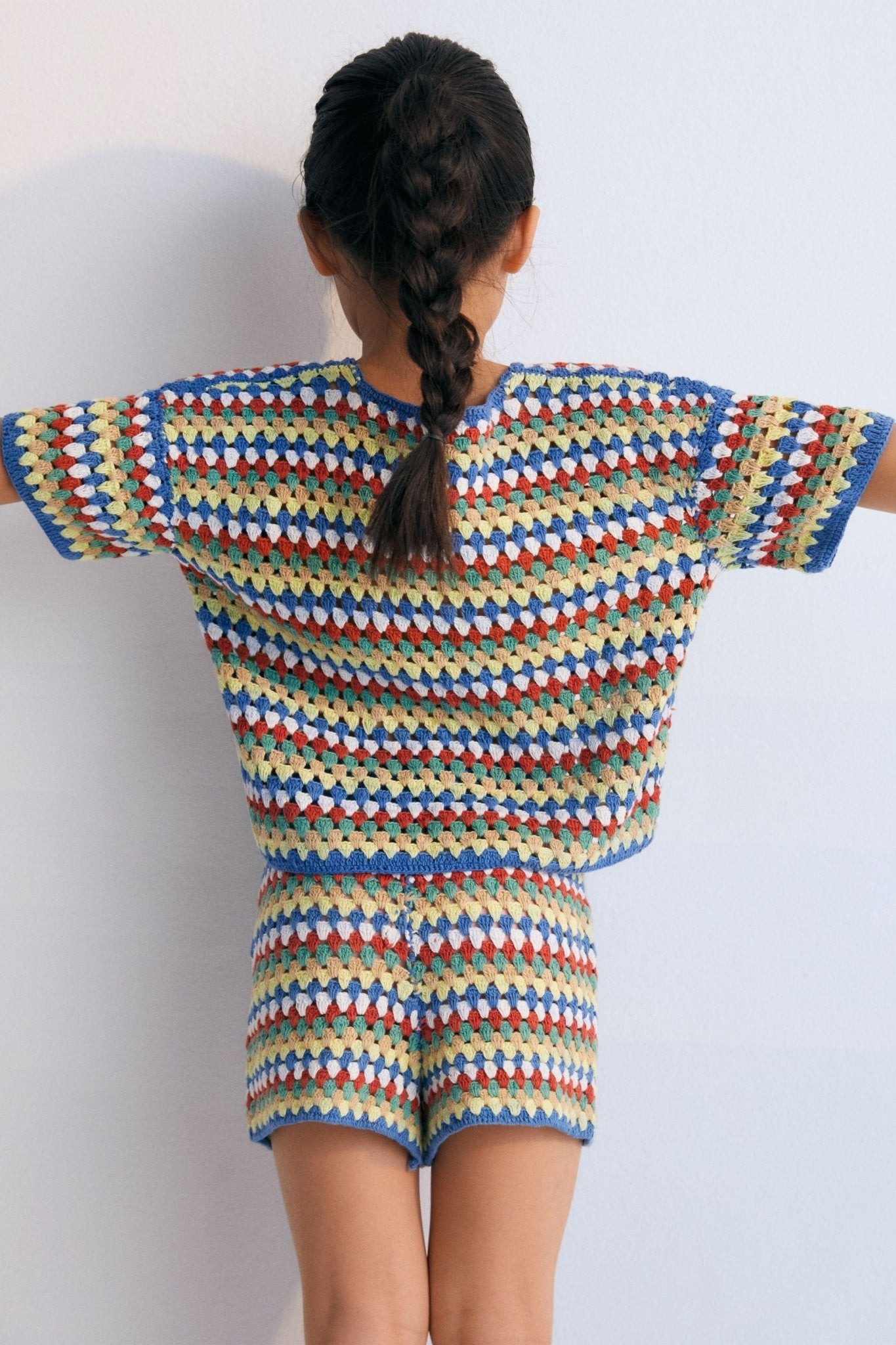 Crochet shorts with colorful stripes and ribbed elastic waistband. It comes with a jumper and a bucket hat to create a total look. Spring Summer Collection. The New Society. 