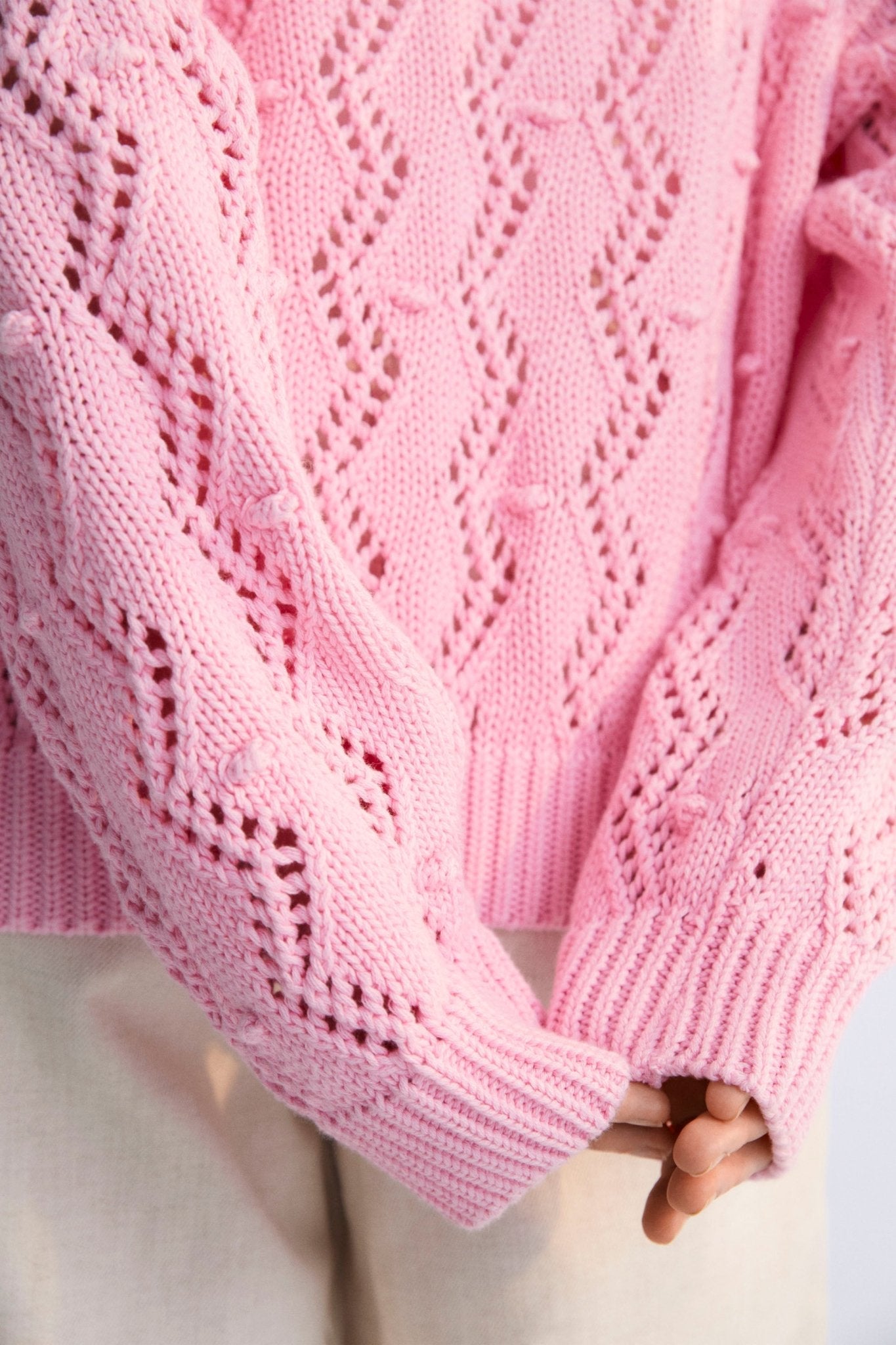 Sweater with an original textured knit that makes it a special garment. It features ribbing on the neckline, cuffs, and hem, and has a dropped shoulder sleeve design.