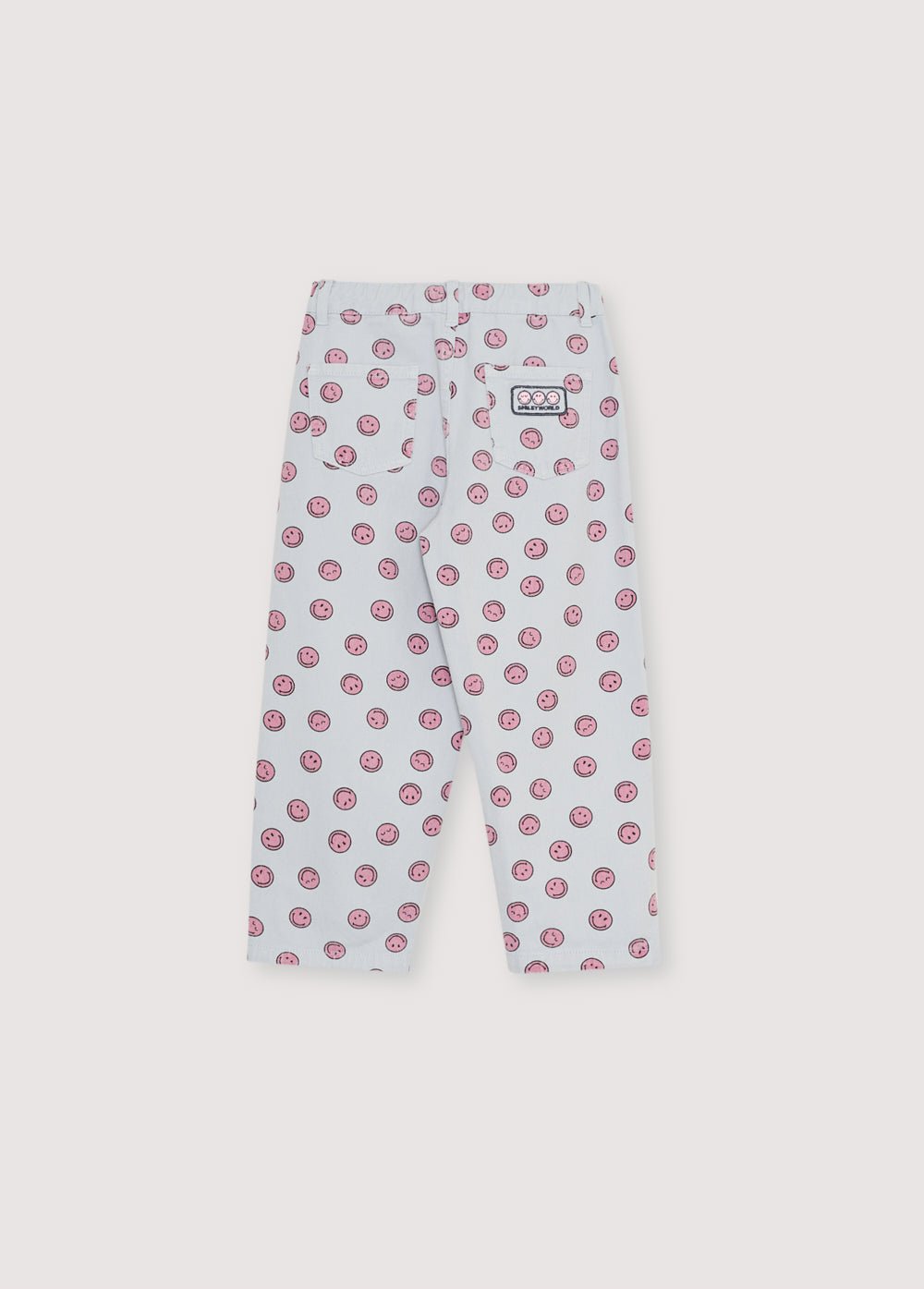 Pantalones de mezclilla con un diseño clásico de cinco bolsillos, con un estampado SmileyWorld® en toda la prenda que agrega un toque divertido a una silueta atemporal.