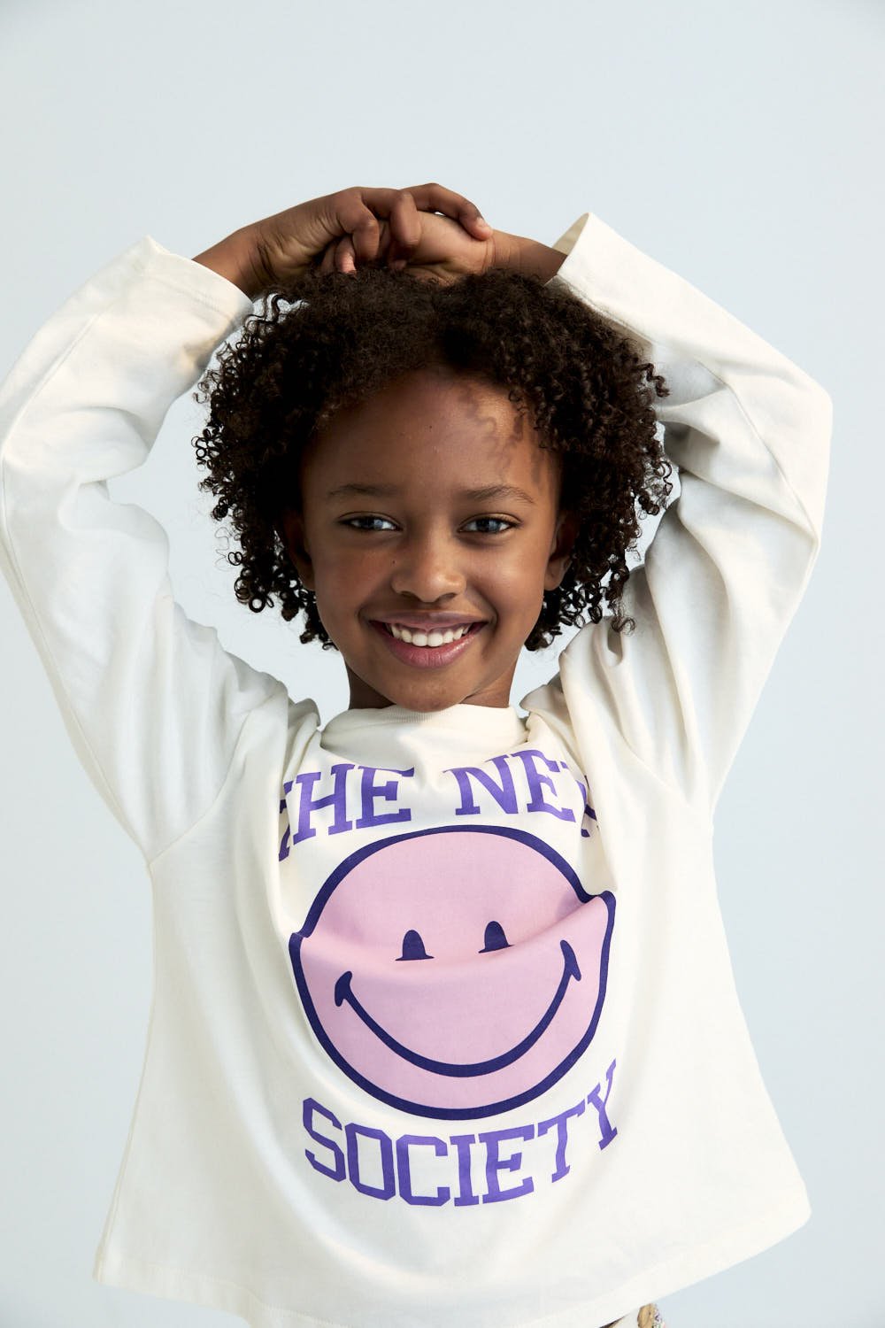 Camiseta de manga larga con estampado colorido SMILEY WORLD en la parte delantera. Cepillado por dentro y por fuera.
