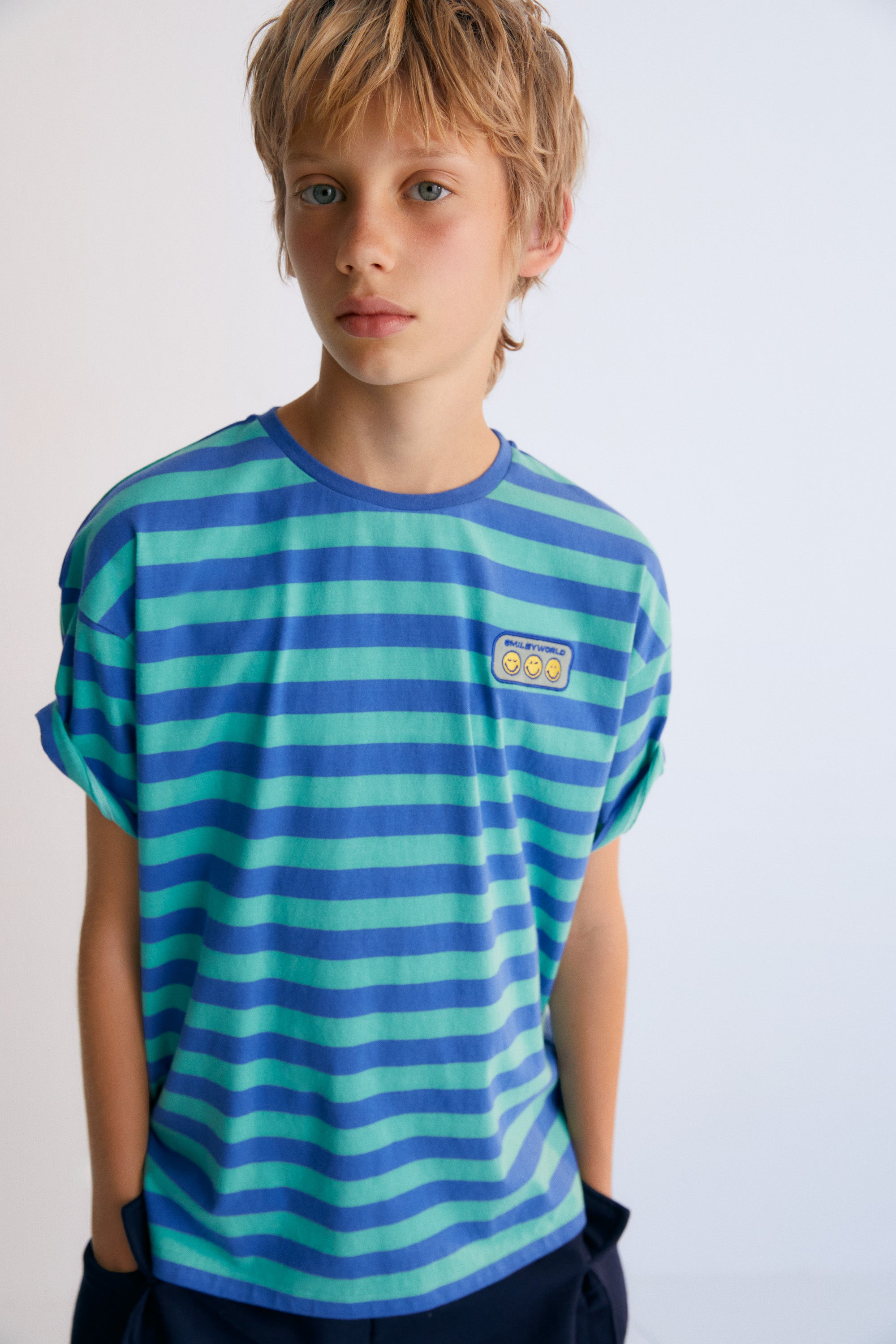 T-shirt with fun bicolor stripes and a SMILEY WORLD patch on the chest, with contrast print on the back. Perfect to combine with the matching short. Spring Summer Collection. The New Society. 