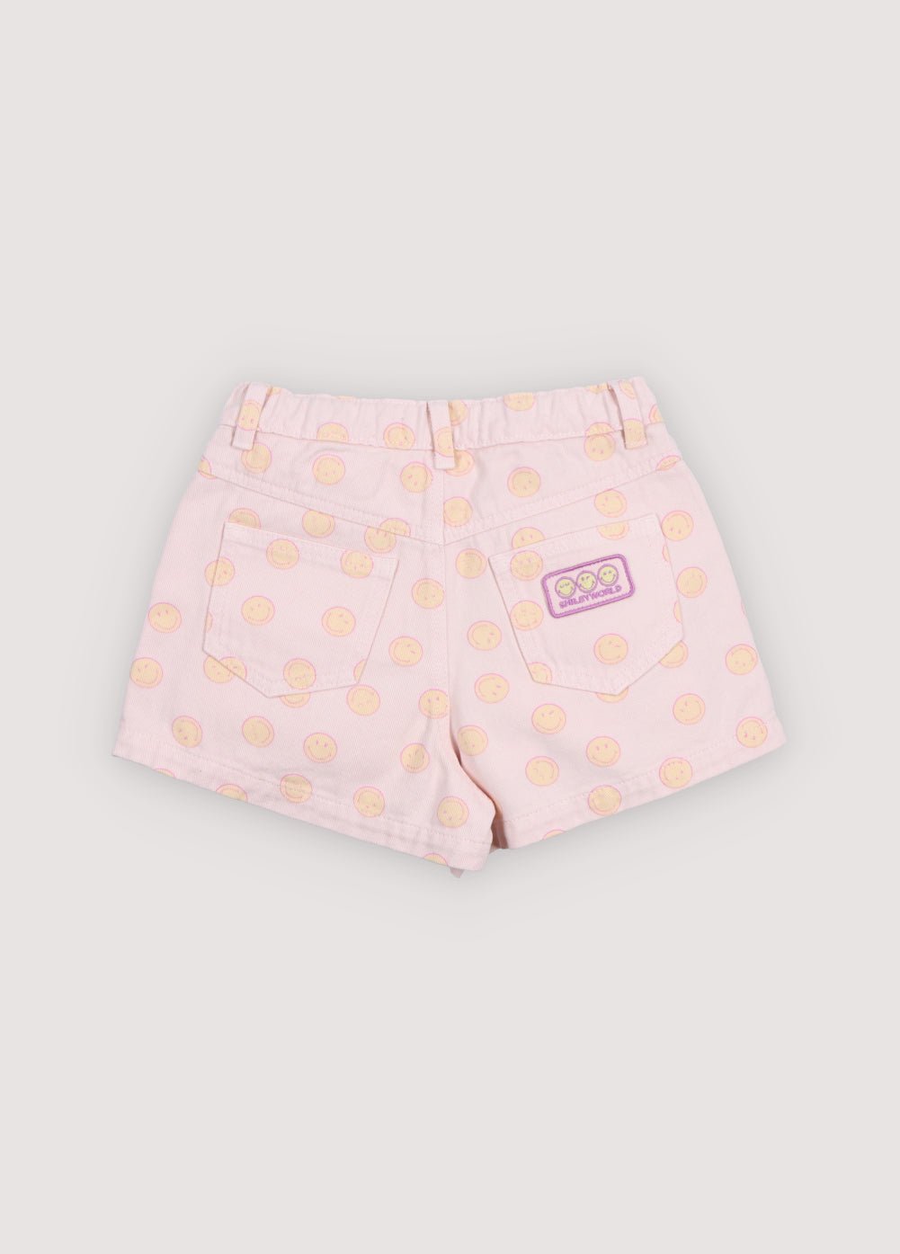 Pantalones cortos de mezclilla en algodón BCI con un divertido estampado SmileyWorld®, una cinturilla elástica ajustable con elástico interior y un parche en el bolsillo trasero para un ajuste divertido y cómodo.