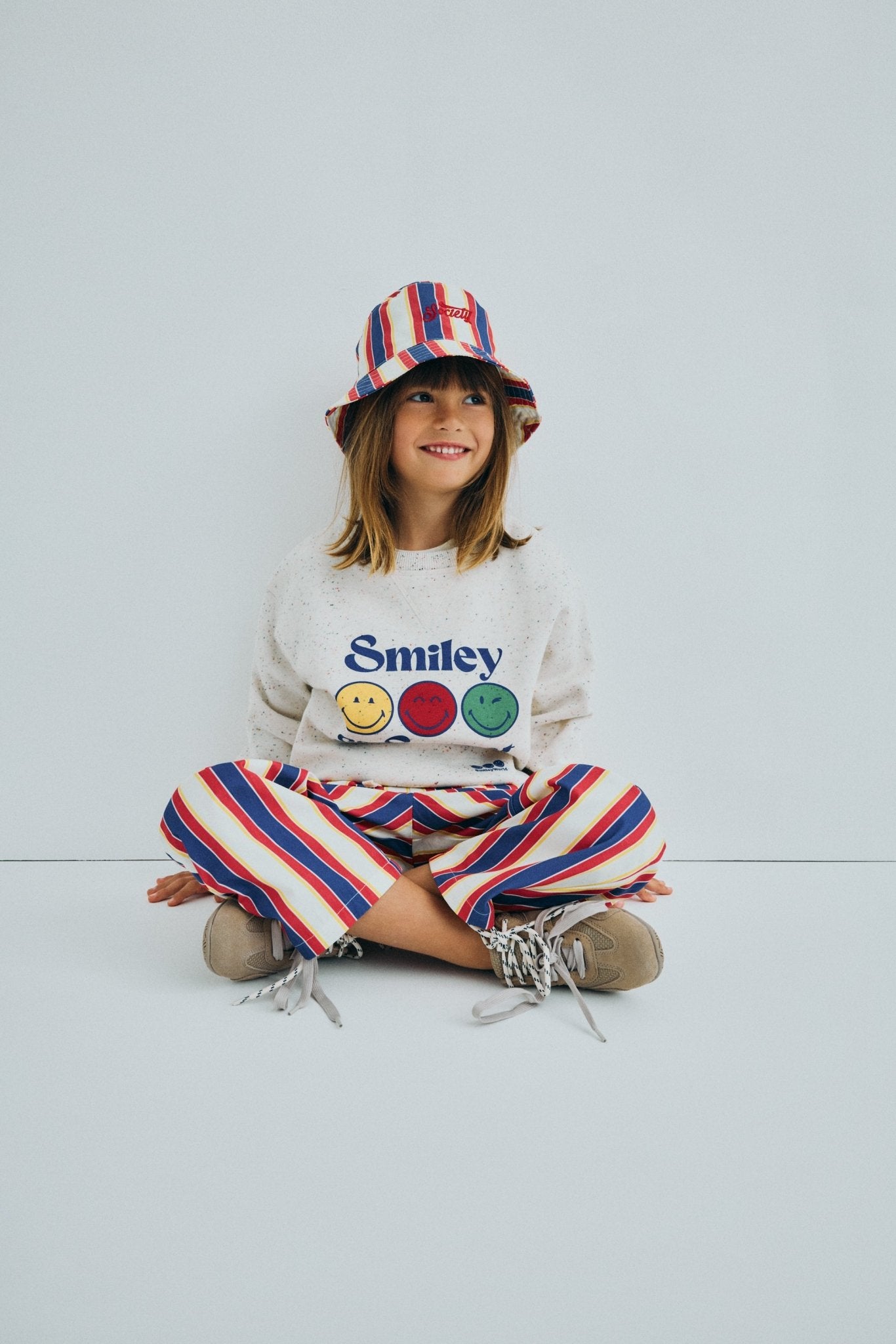 Sweatshirt in a fun speckled fabric featuring ribbed trims and a SmileyWorld® print on the front.