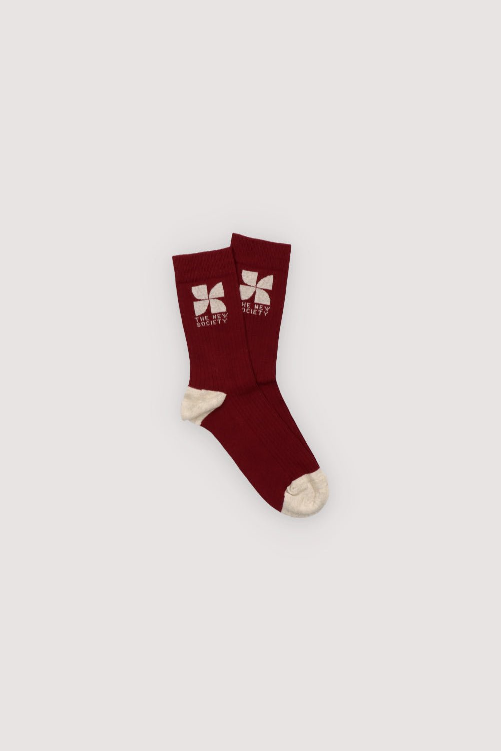 Cotton socks with a contrasting logo on the outer side.