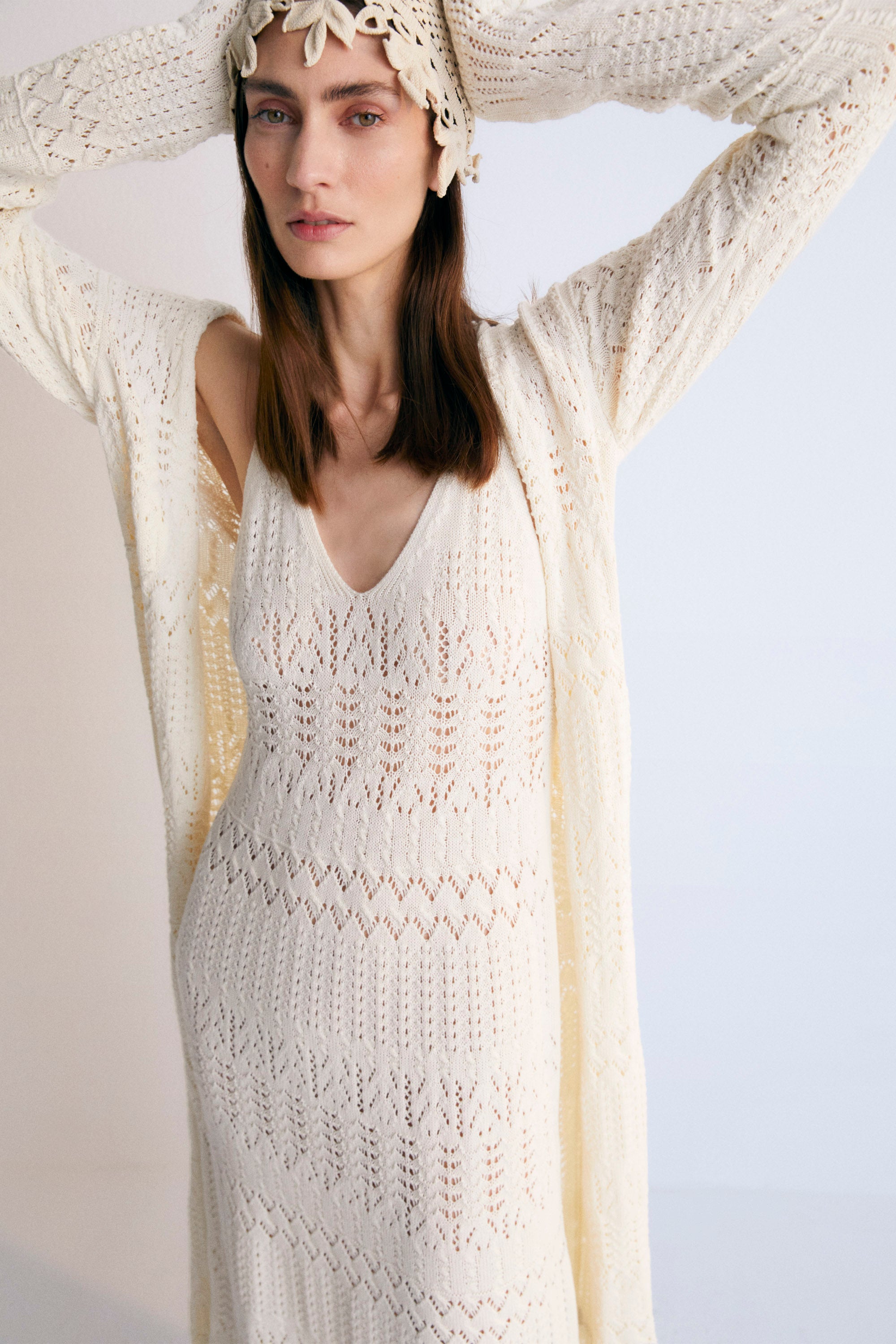 Long knit dress with straps. The knit has a careful structure that makes it a versatile dress.
