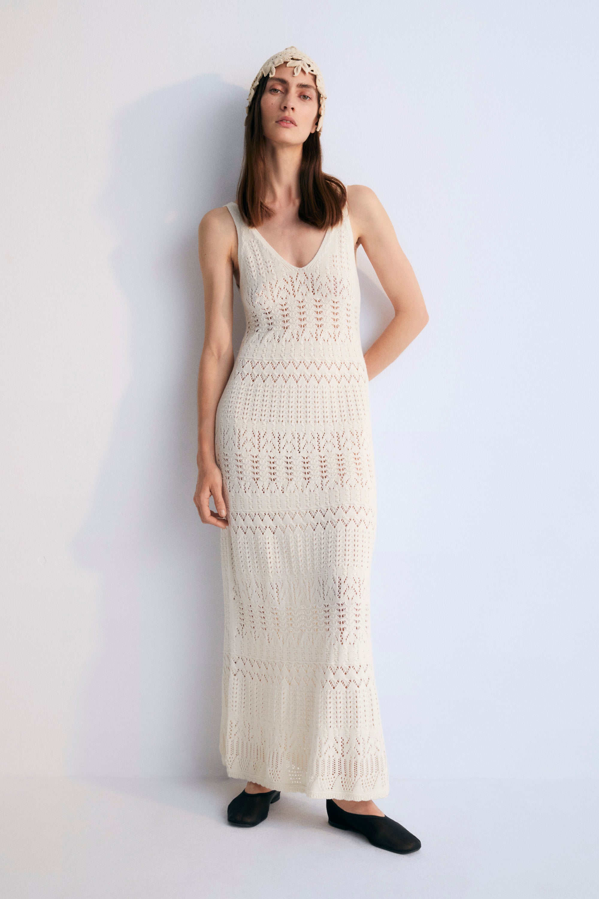 Long knit dress with straps. The knit has a careful structure that makes it a versatile dress.
