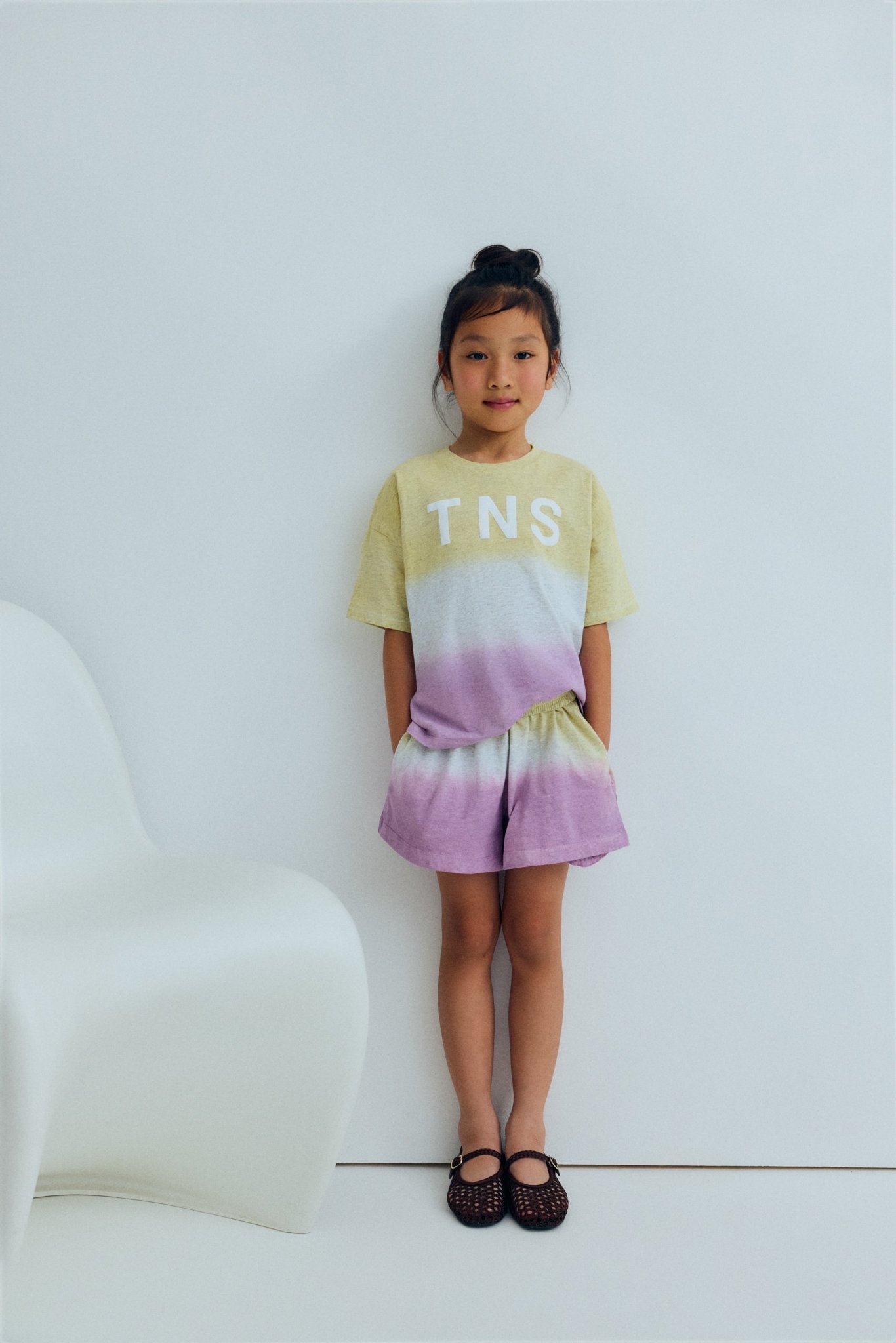 Kinder-T-Shirt aus 100 % Melange-Baumwolljersey mit weicher Oberfläche und zweifarbigem Batikeffekt.