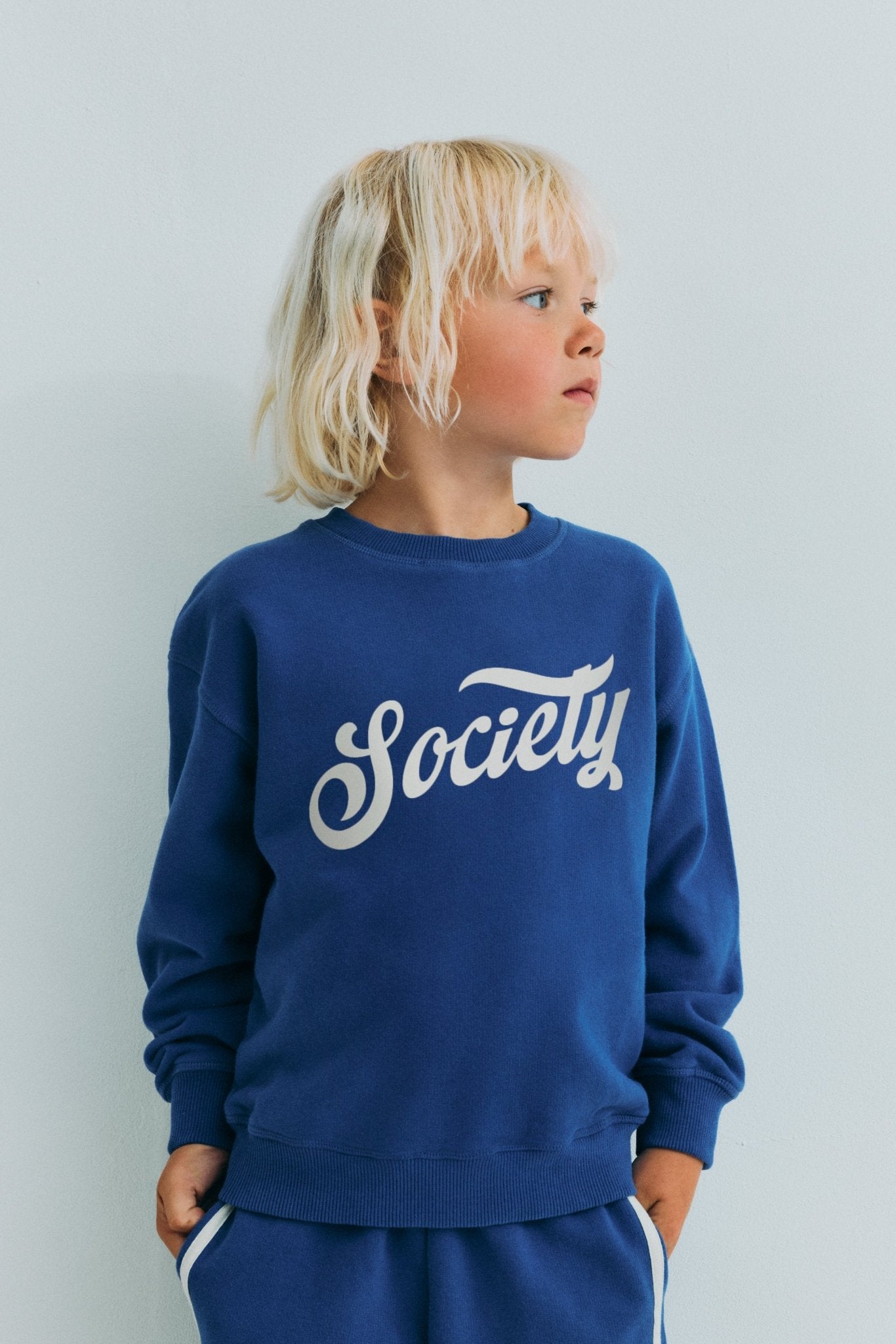 Weiches Baumwoll-Sweatshirt im klassischen Design mit kontrastierendem Aufdruck auf der Vorderseite und gerippten Abschlüssen an Kragen, Manschetten und Saum. Ideal zum Kombinieren mit anderen Stücken aus der Kollektion.