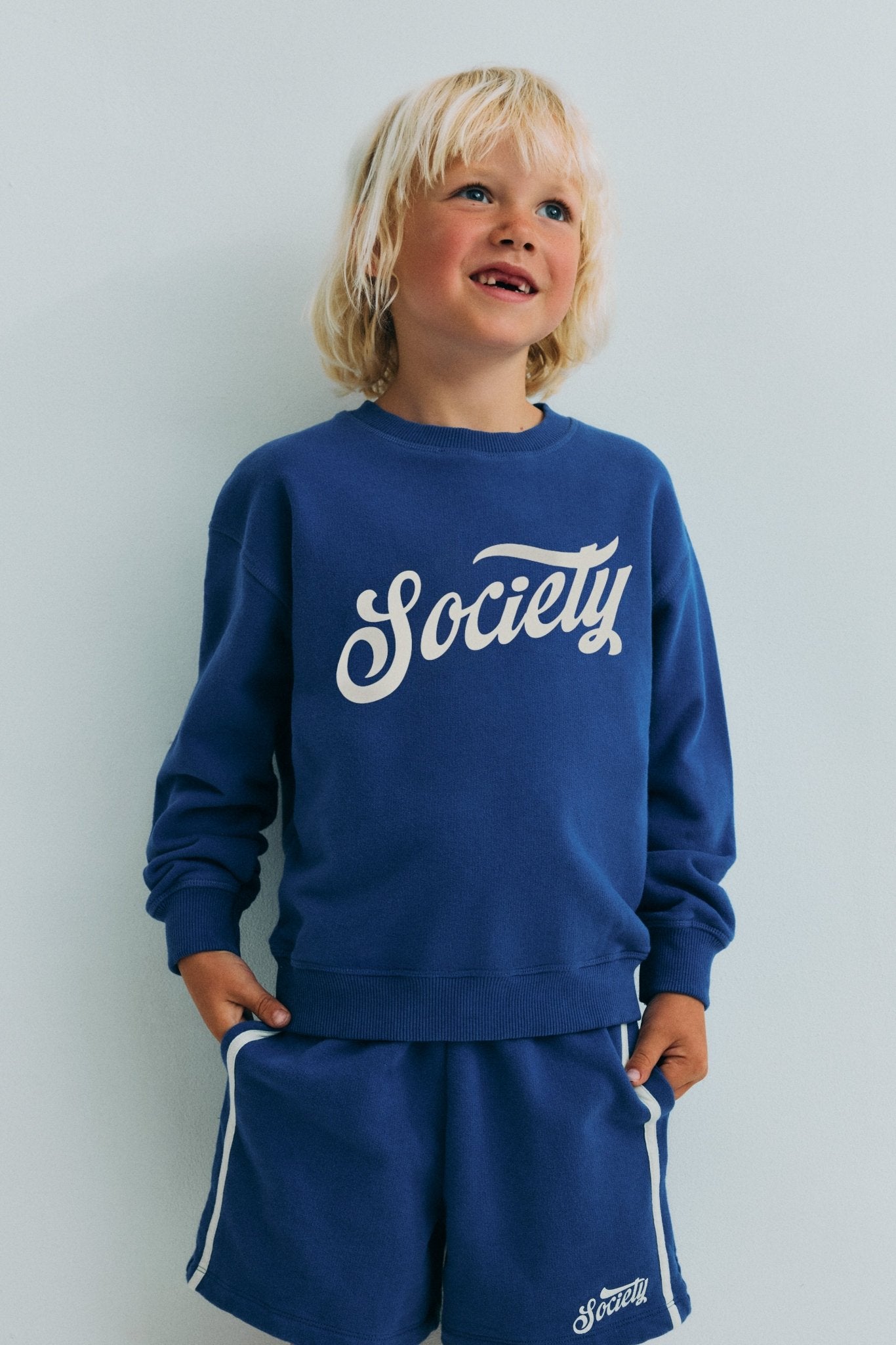 Weiches Baumwoll-Sweatshirt im klassischen Design mit kontrastierendem Aufdruck auf der Vorderseite und gerippten Abschlüssen an Kragen, Manschetten und Saum. Ideal zum Kombinieren mit anderen Stücken aus der Kollektion.