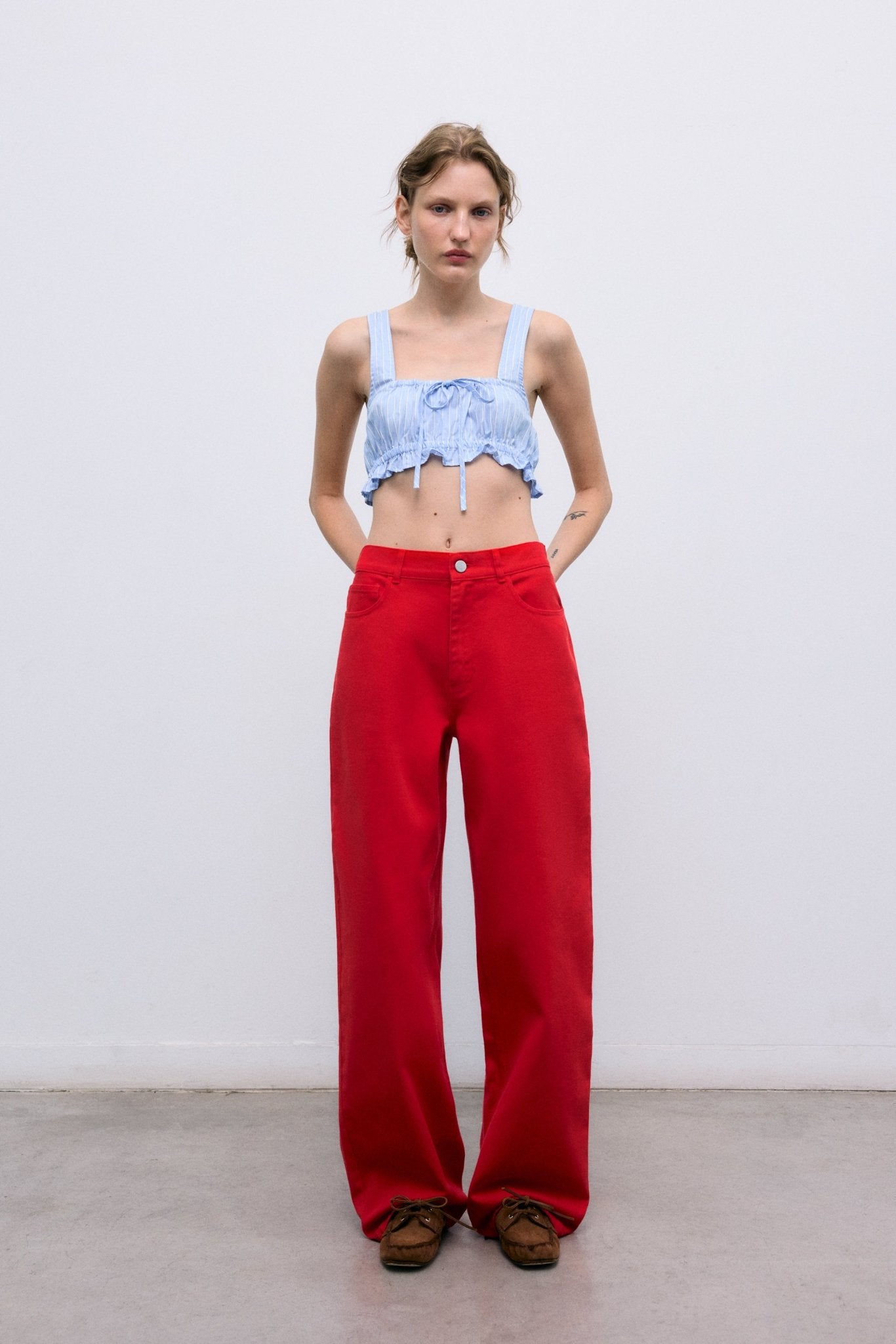 Nuestros clásicos pantalones anchos confeccionados con suave mezclilla 100% algodón, ahora disponibles en un hermoso tono rojo que agrega carácter y estilo a cualquier atuendo.