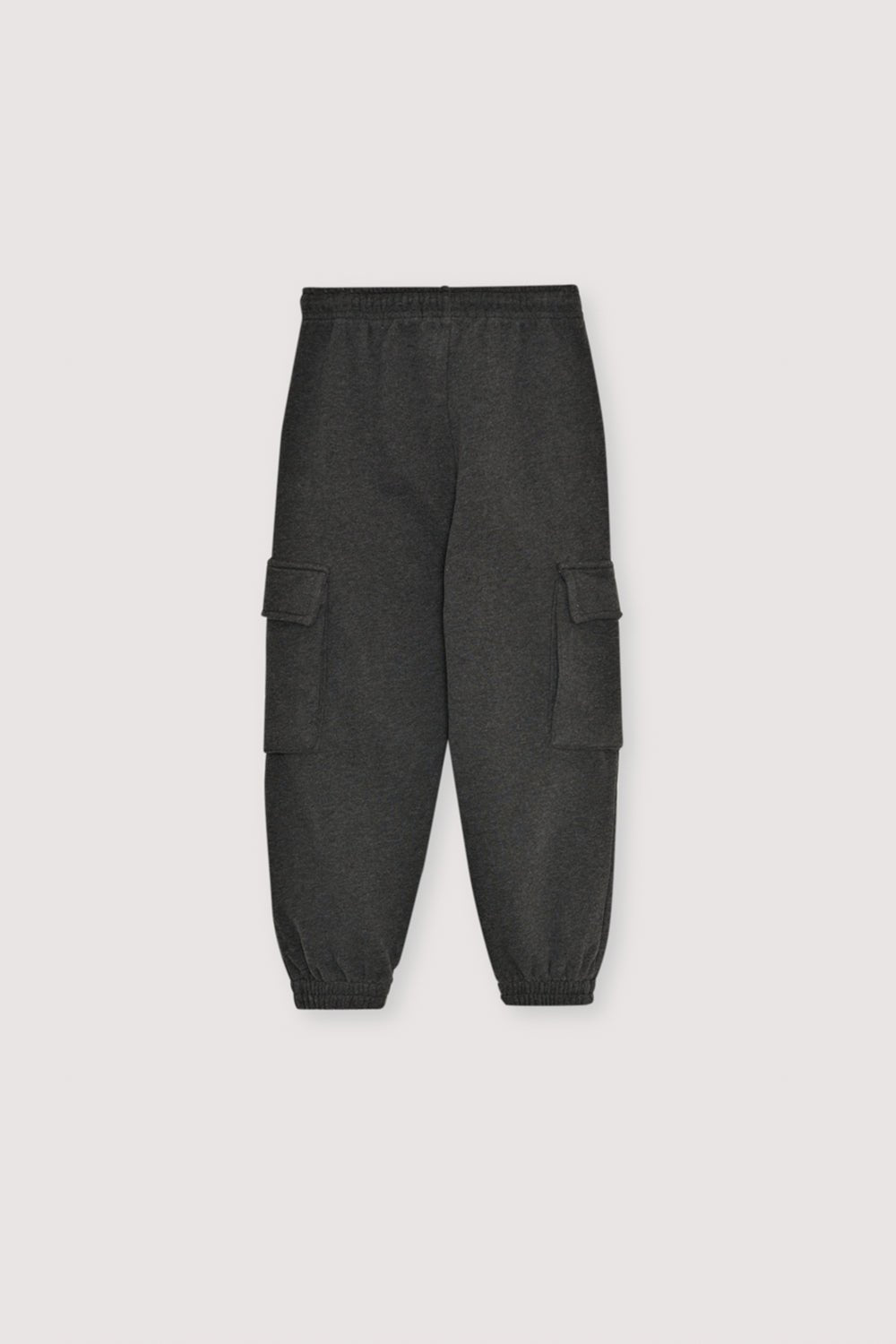 Cargo-style joggers with an elastic waistband and cuffs, featuring two cargo pockets and a print detail on the front side. Brushed on the inside and outside.