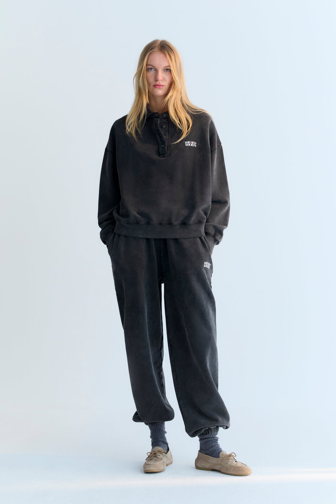 Pantalón jogger de felpa gris lavado con cinturilla y puños elásticos. Perfecta para un total look con la sudadera a juego.