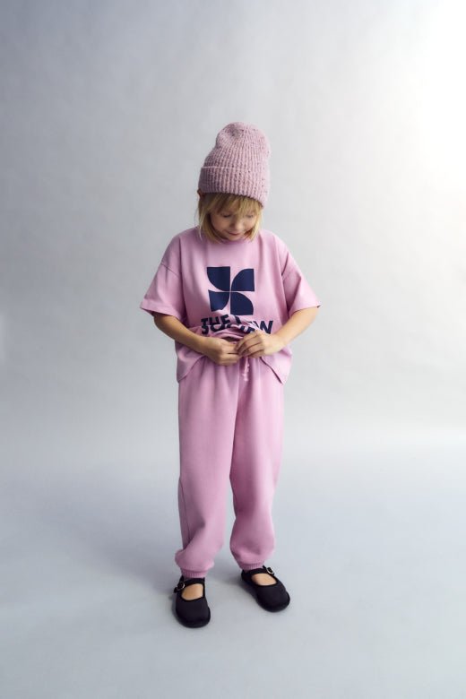 with an adjustable elastic waistband and drawstring, and elastic cuffs. Perfect for creating a comfortable total look with the matching sweatshirt. It features a brand print detail on the front side. Brushed on the inside and outside.