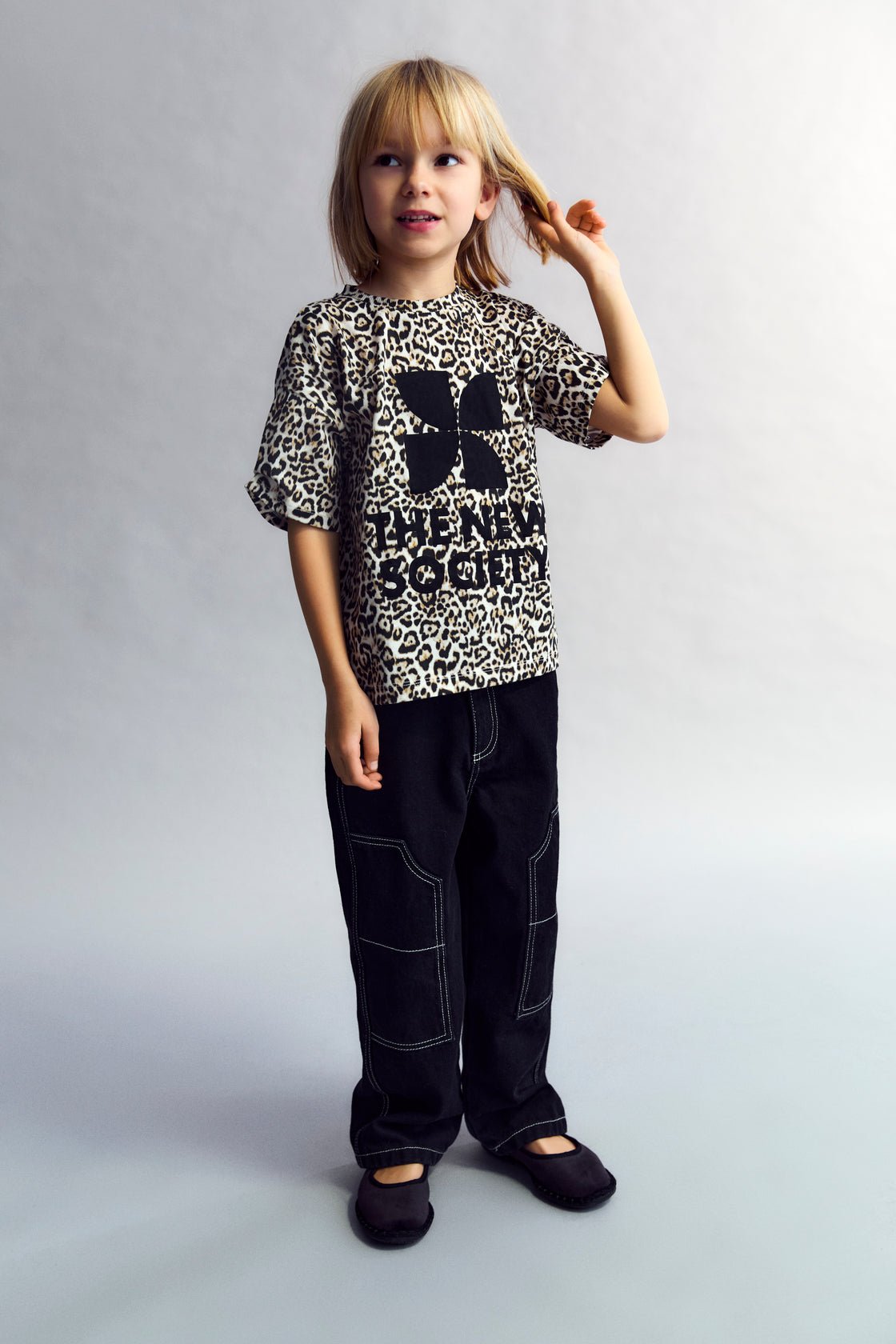 Una nueva versión de un básico de tu guardarropa, esta clásica camiseta de algodón presenta el estampado de leopardo característico de Nelia y un atrevido gráfico en contraste en el frente.