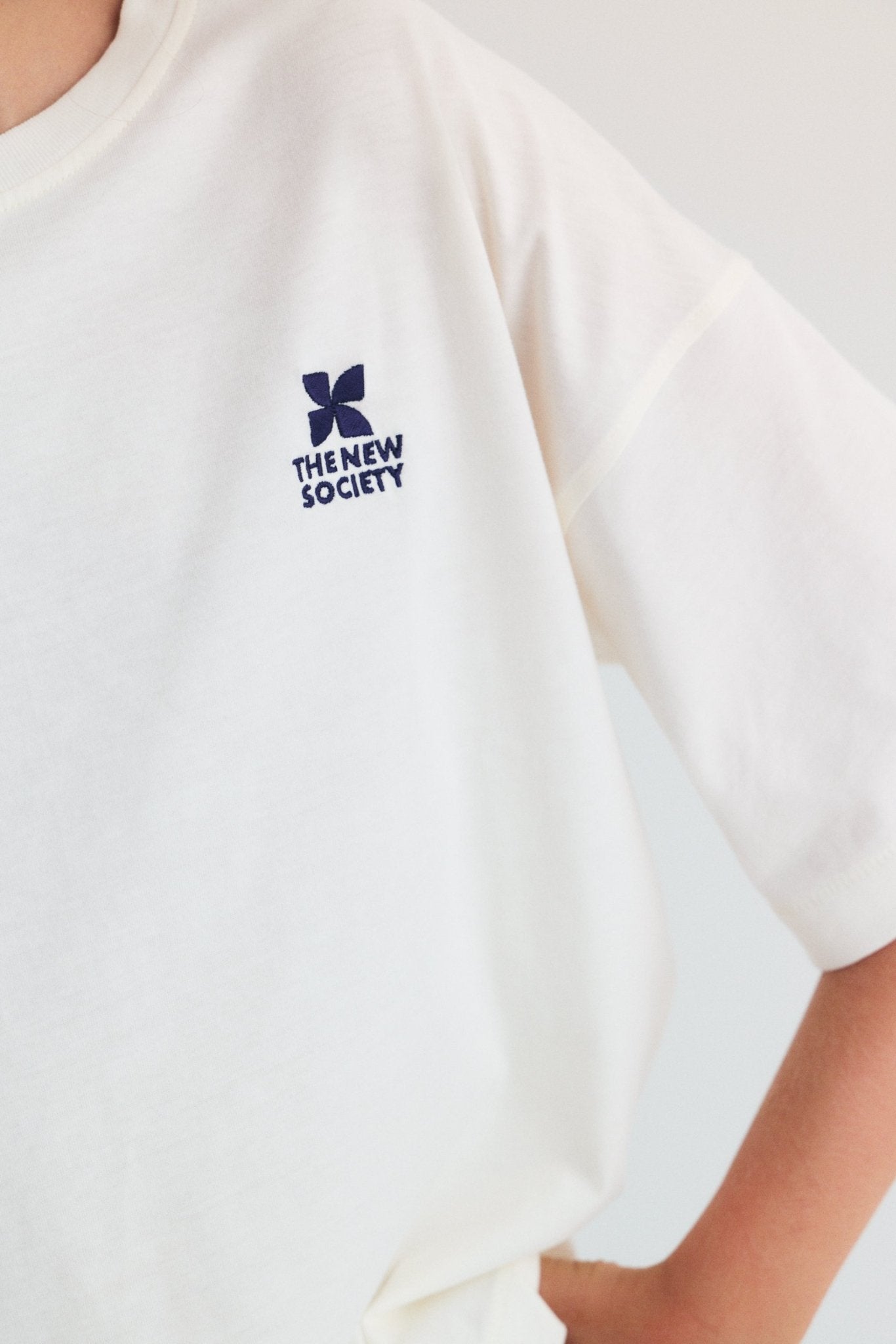 T-Shirt aus weichem Baumwolljersey aus leichtem, bequemem Stoff mit geripptem Rundhalsausschnitt und dezenter Markenstickerei auf der Brust, perfekt für den Alltag und zum Kombinieren mit anderen Teilen aus der Kollektion.